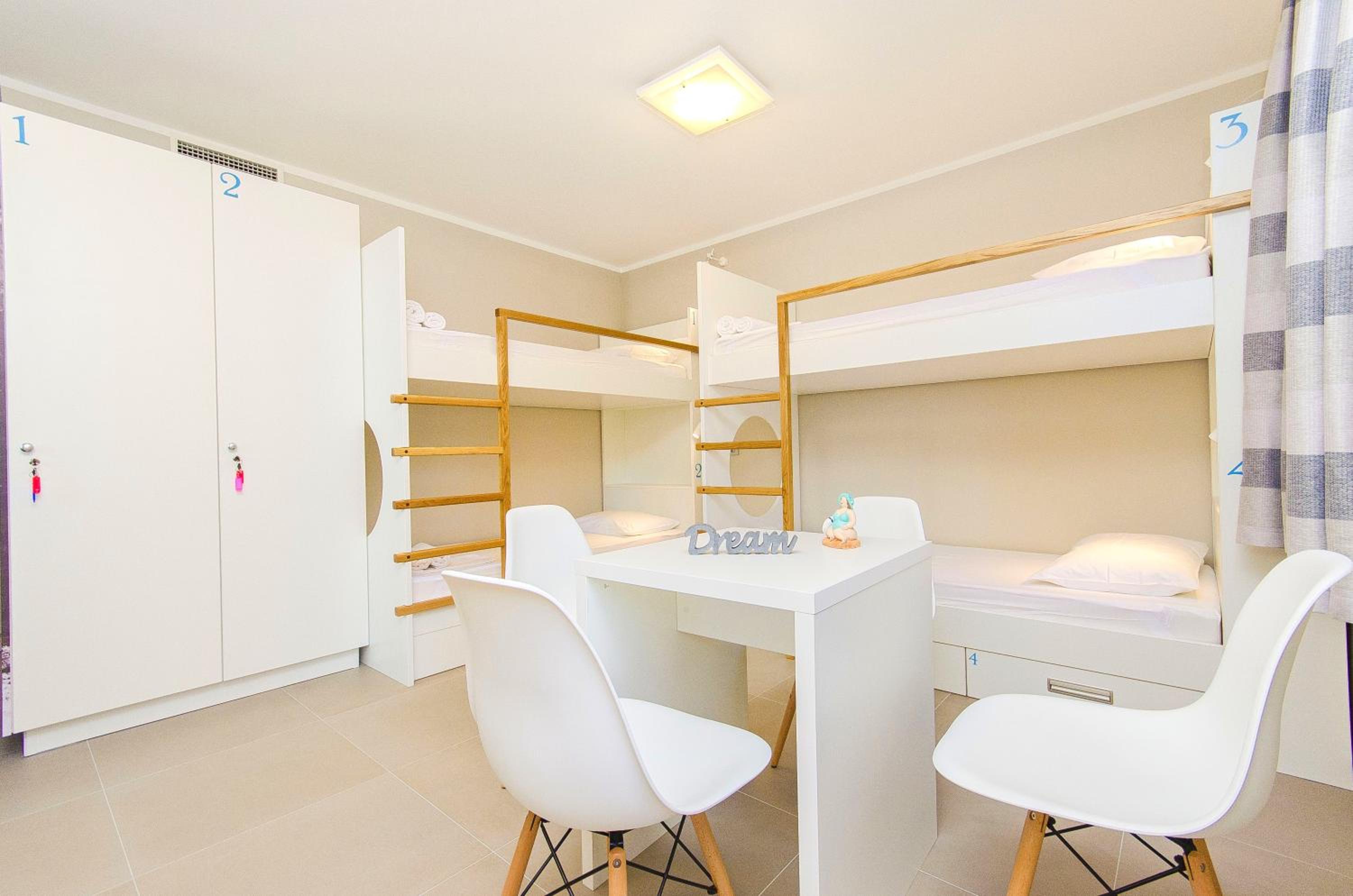 Bed in 6-Bed Dormitory Room with Private Bathroom  photo 1