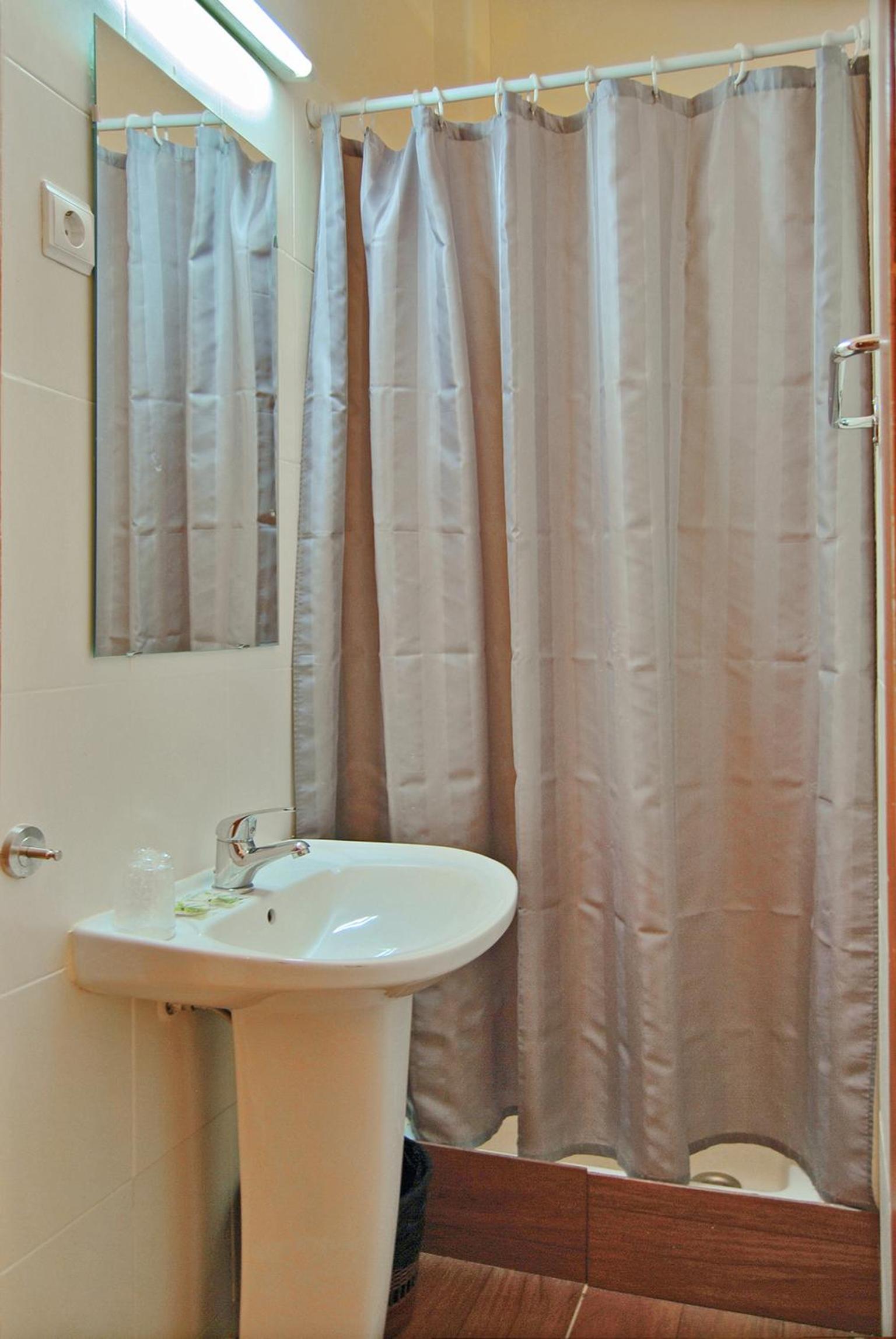 Budget Double Room with Shared Toilet photo 3