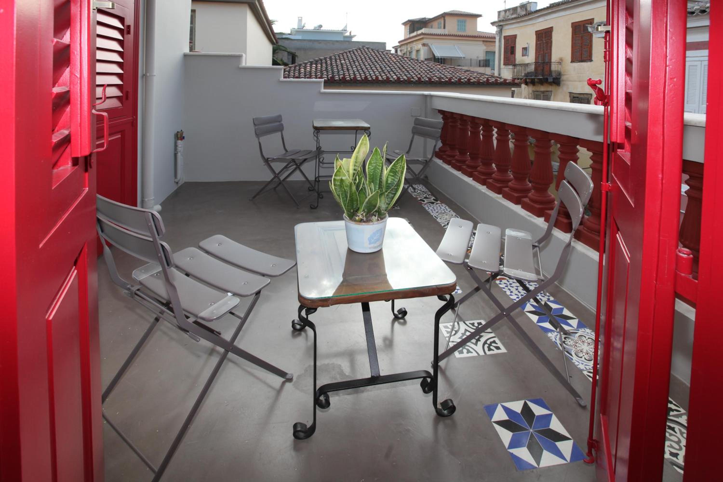 Deluxe Double Room with Balcony - Photo 4