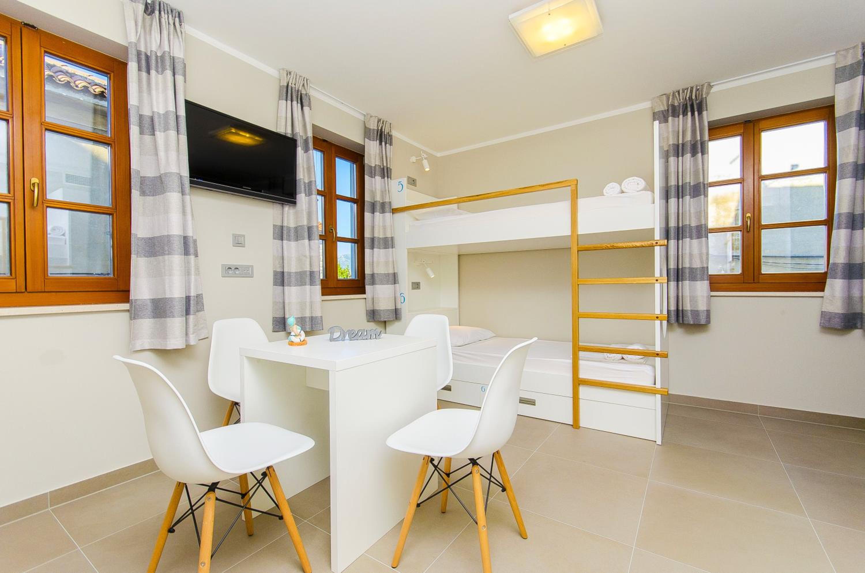 Bed in 6-Bed Dormitory Room with Private Bathroom  photo 2