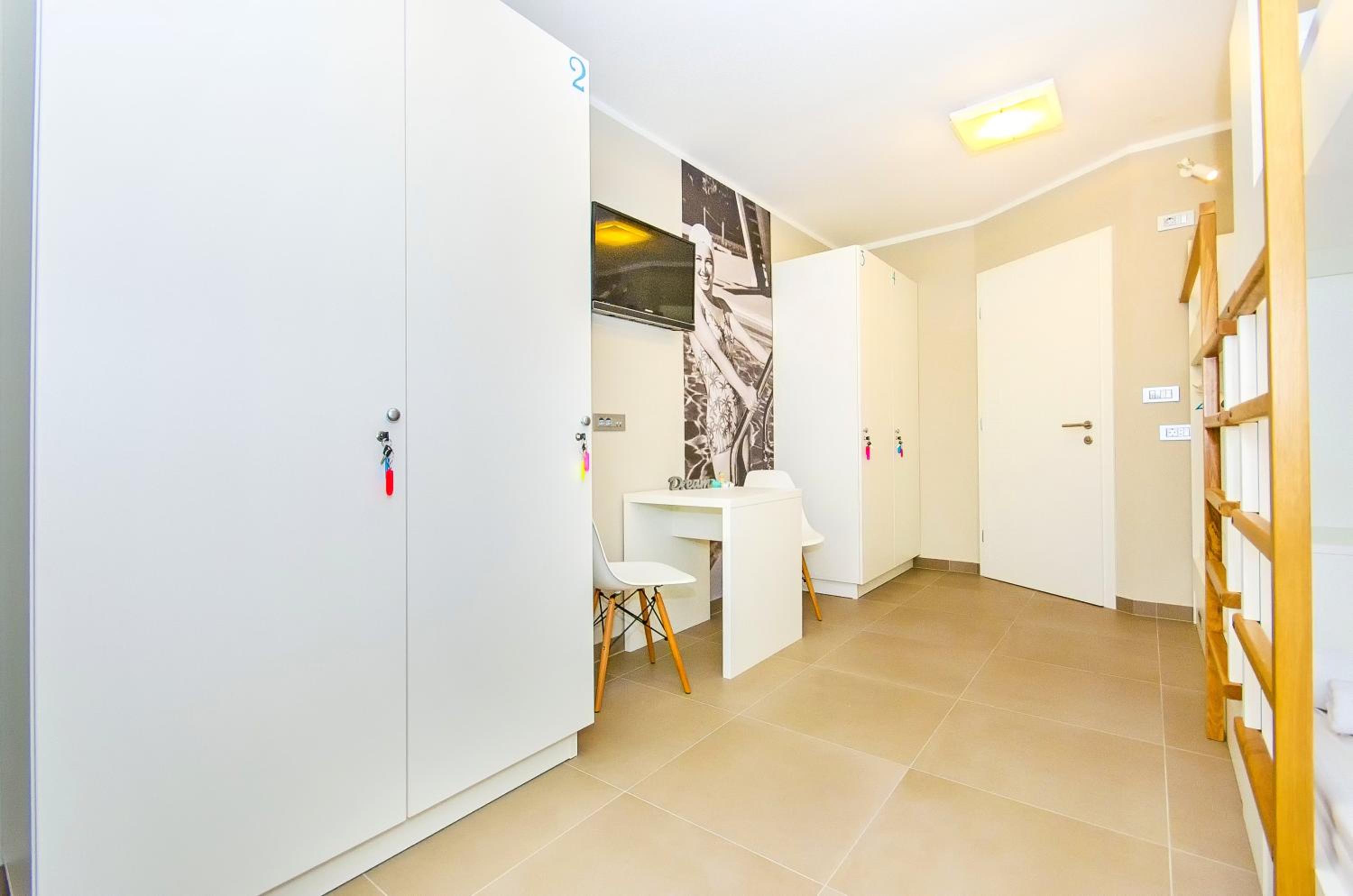 Bed in 4-Bed Dormitory Room with Private Bathroom photo 1