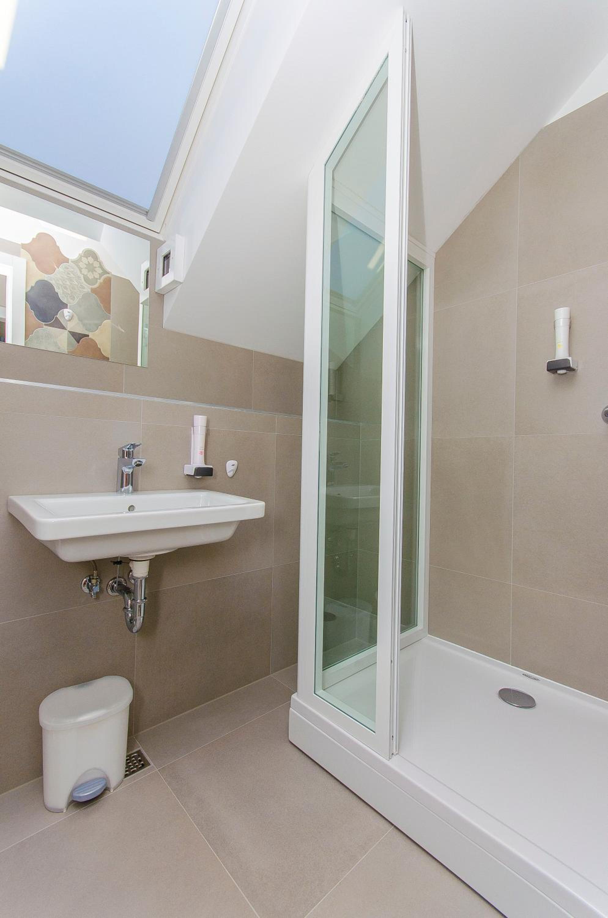 Single Bed in 3-Bed Dormitory Room with Shared Bathroom photo 3