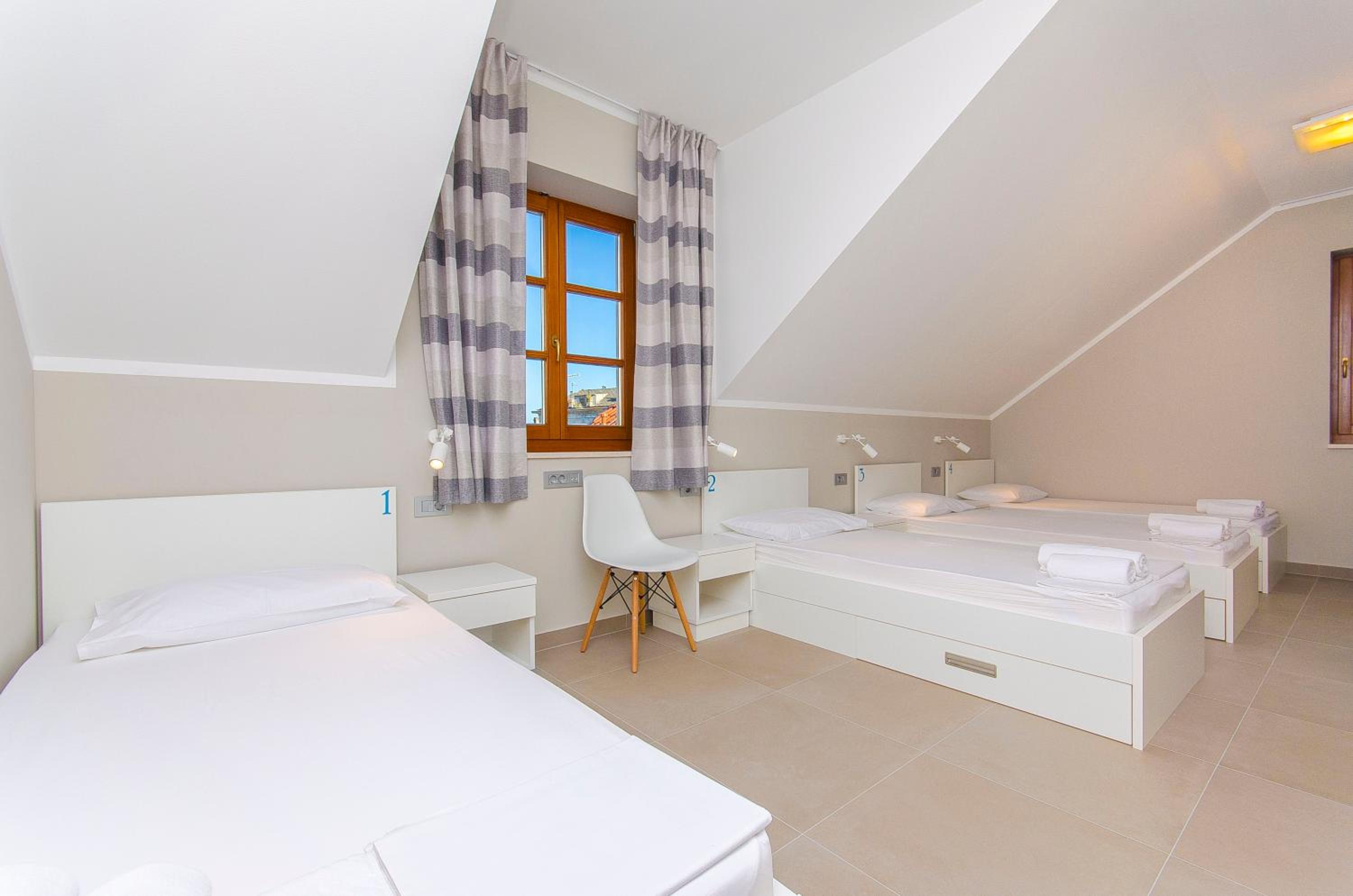 Single Bed in 4-Bed Dormitory Room with Shared Bathroom photo 1