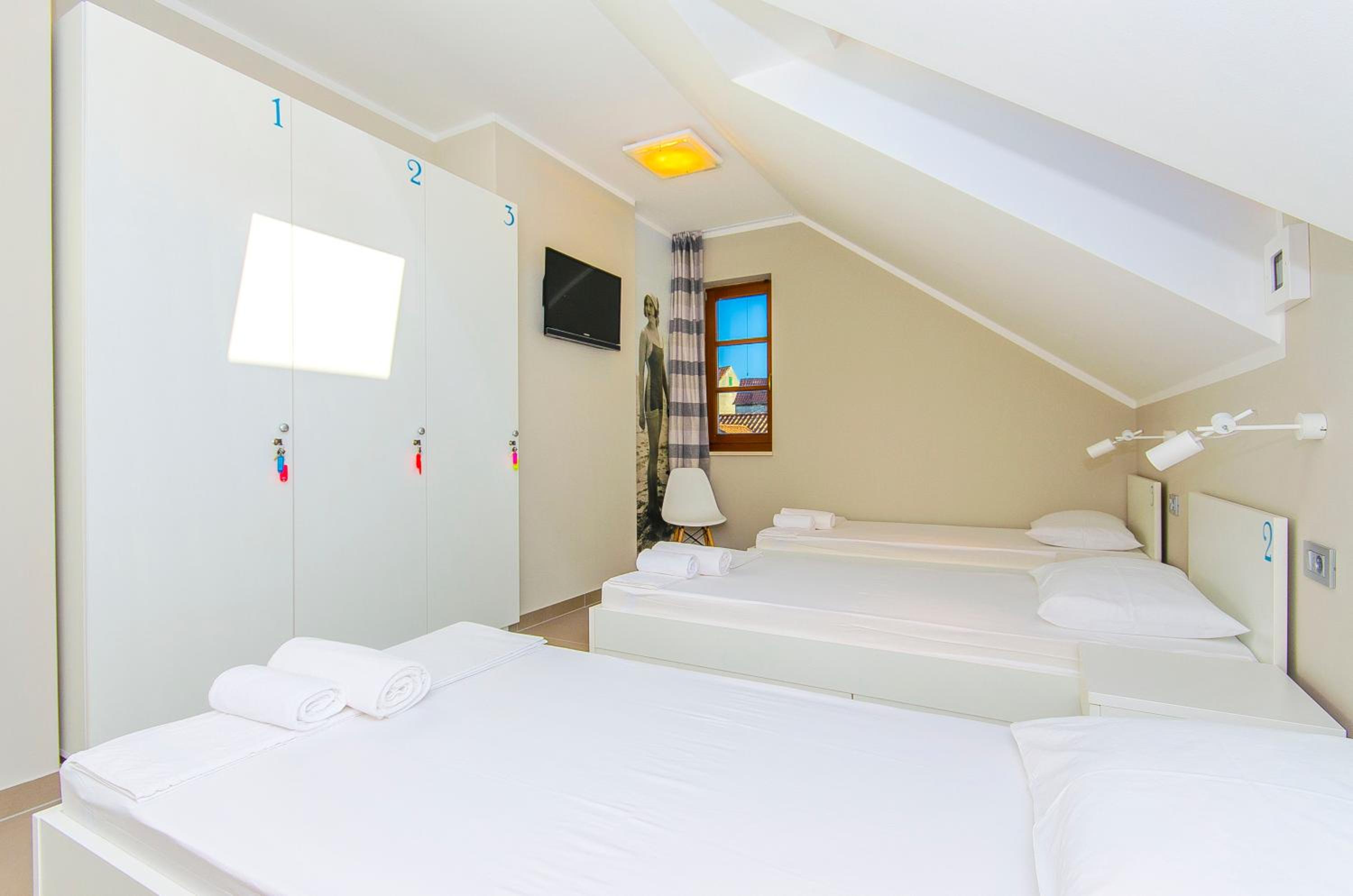 Single Bed in 3-Bed Dormitory Room with Shared Bathroom photo 1