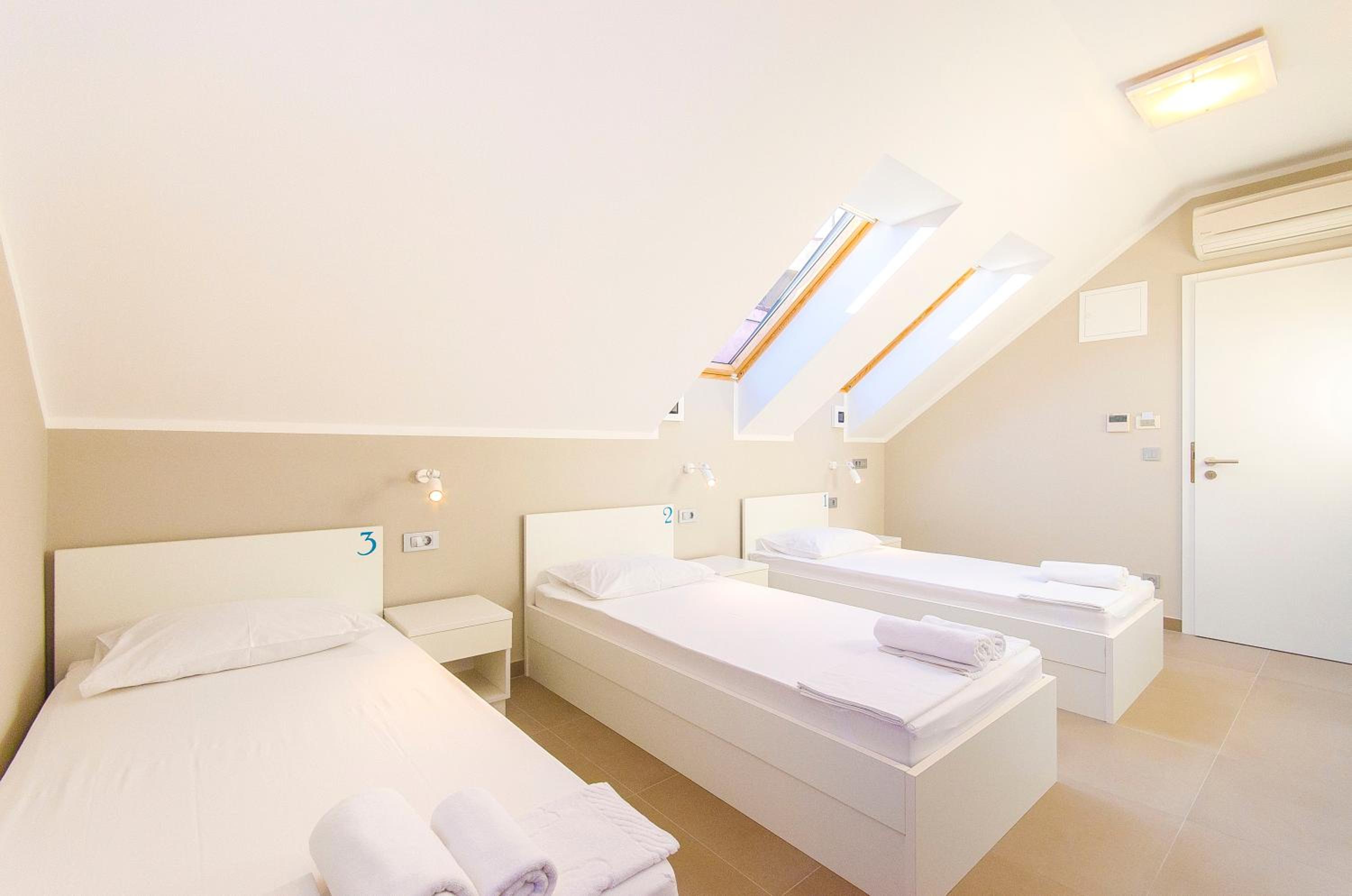Single Bed in 3-Bed Dormitory Room with Shared Bathroom photo 2