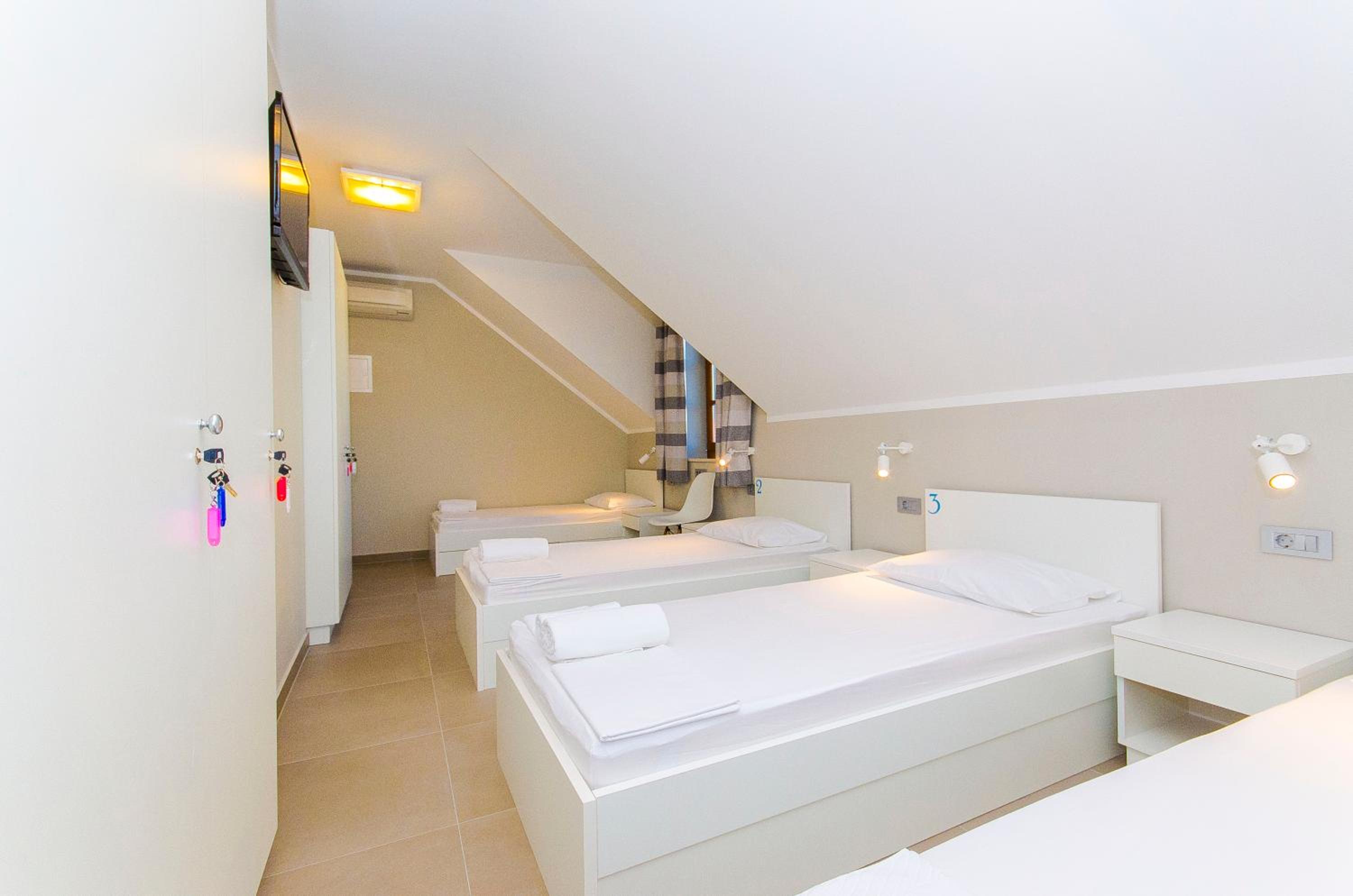 Single Bed in 4-Bed Dormitory Room with Shared Bathroom photo 3