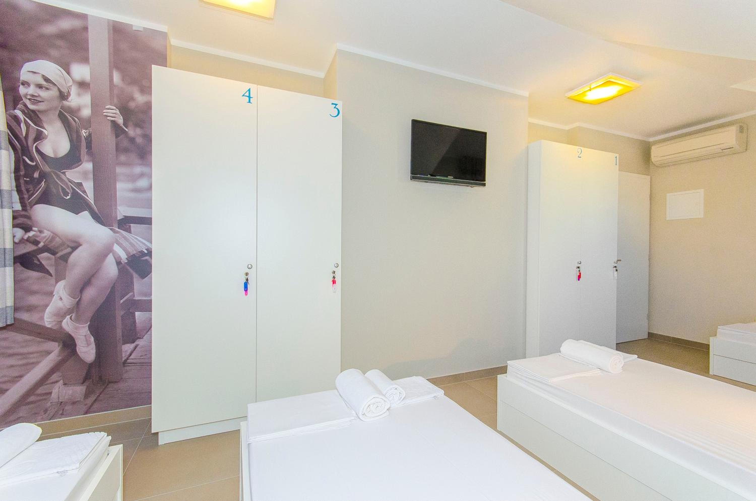 Single Bed in 4-Bed Dormitory Room with Shared Bathroom photo 2