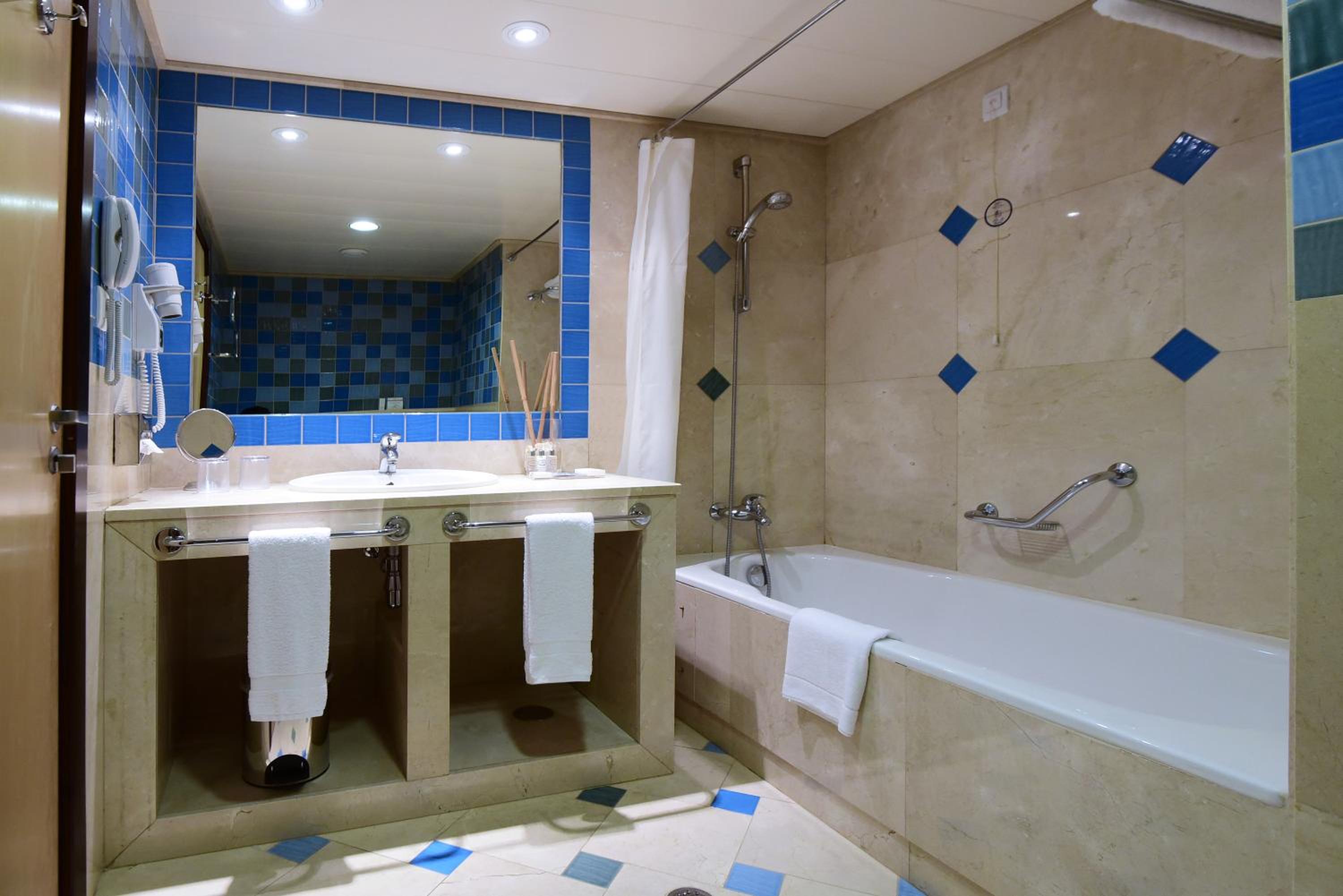 Double/Twin Room with Resort View - Photo 4