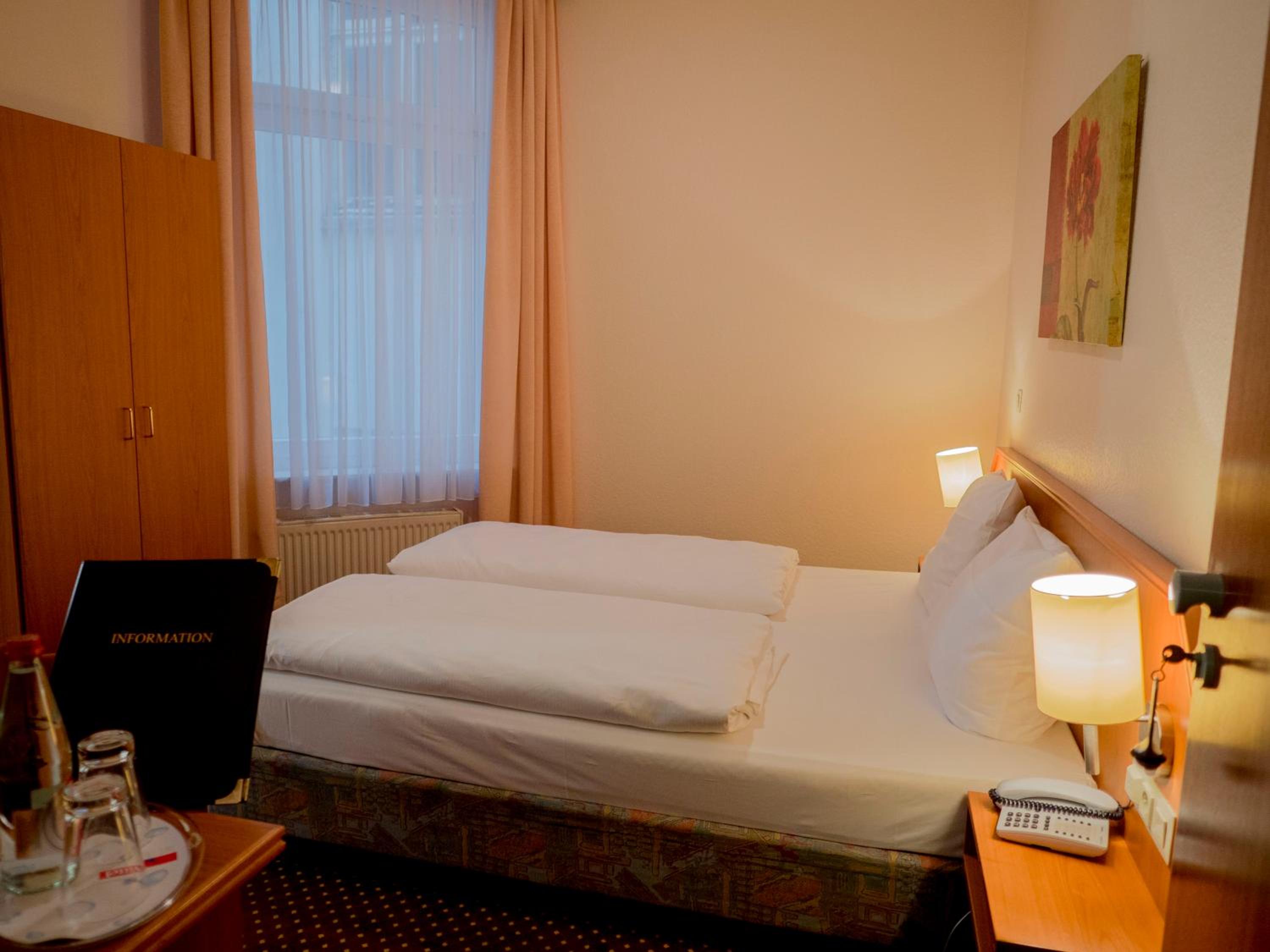 Double Room thumbnail 5