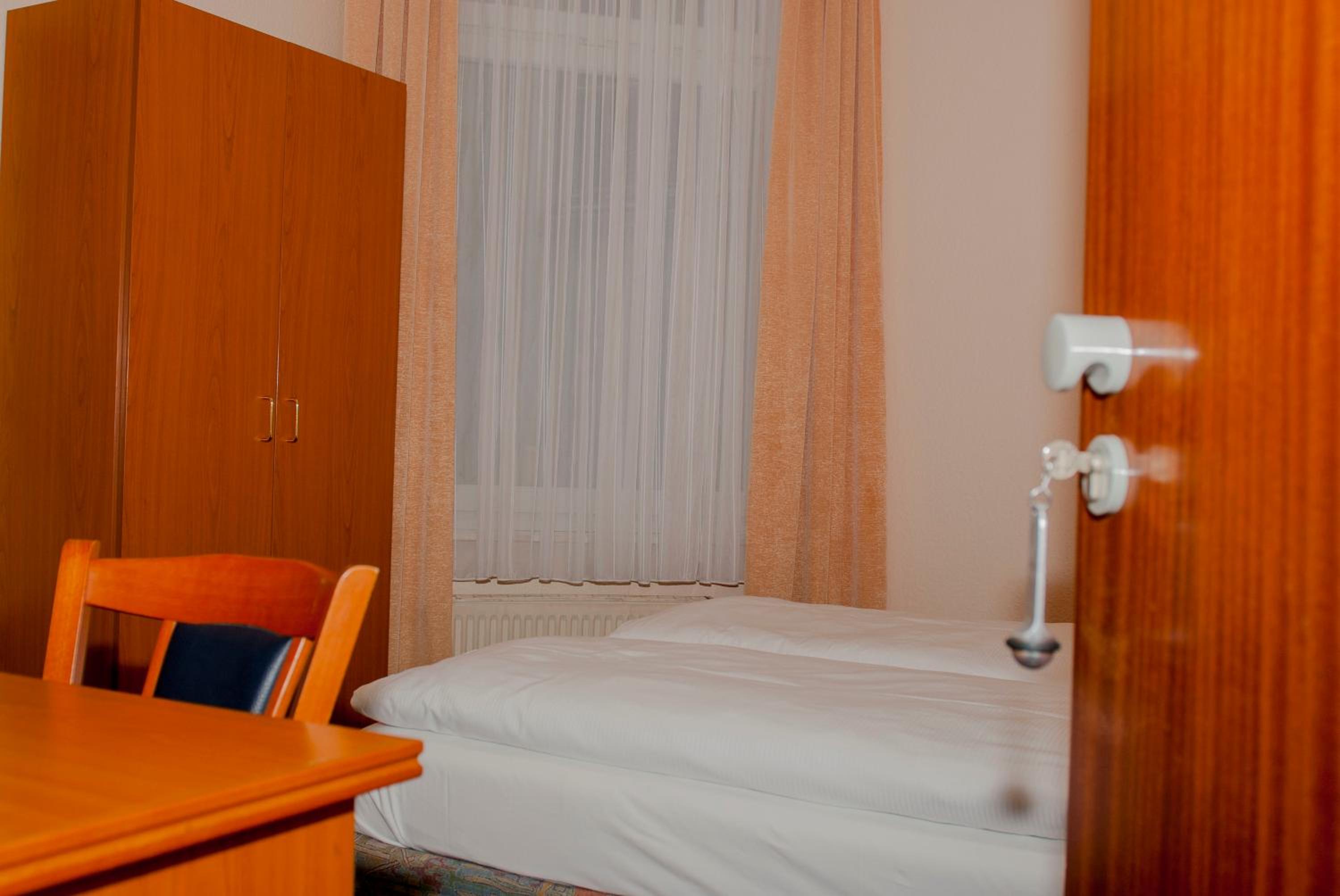 Double Room thumbnail 6
