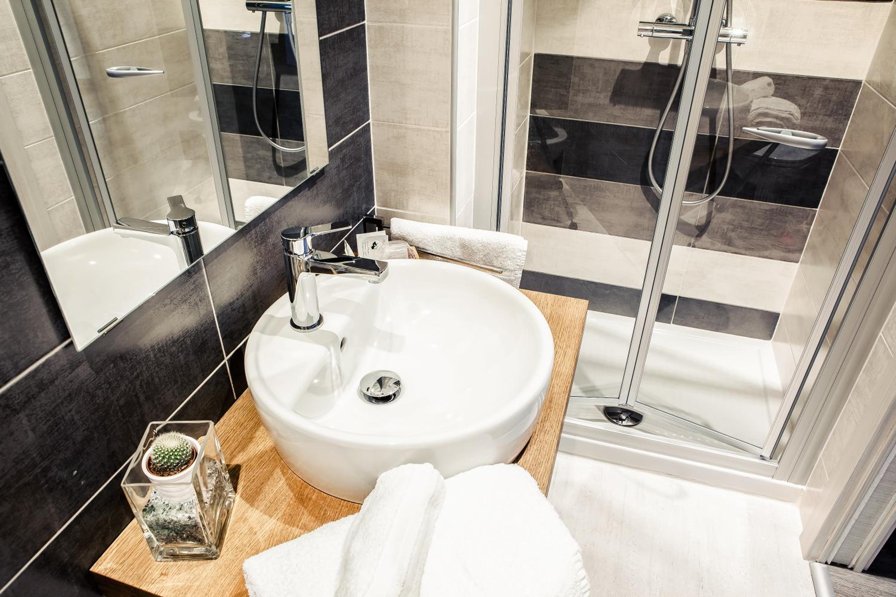 Double Room with Private Bathroom - Photo 3