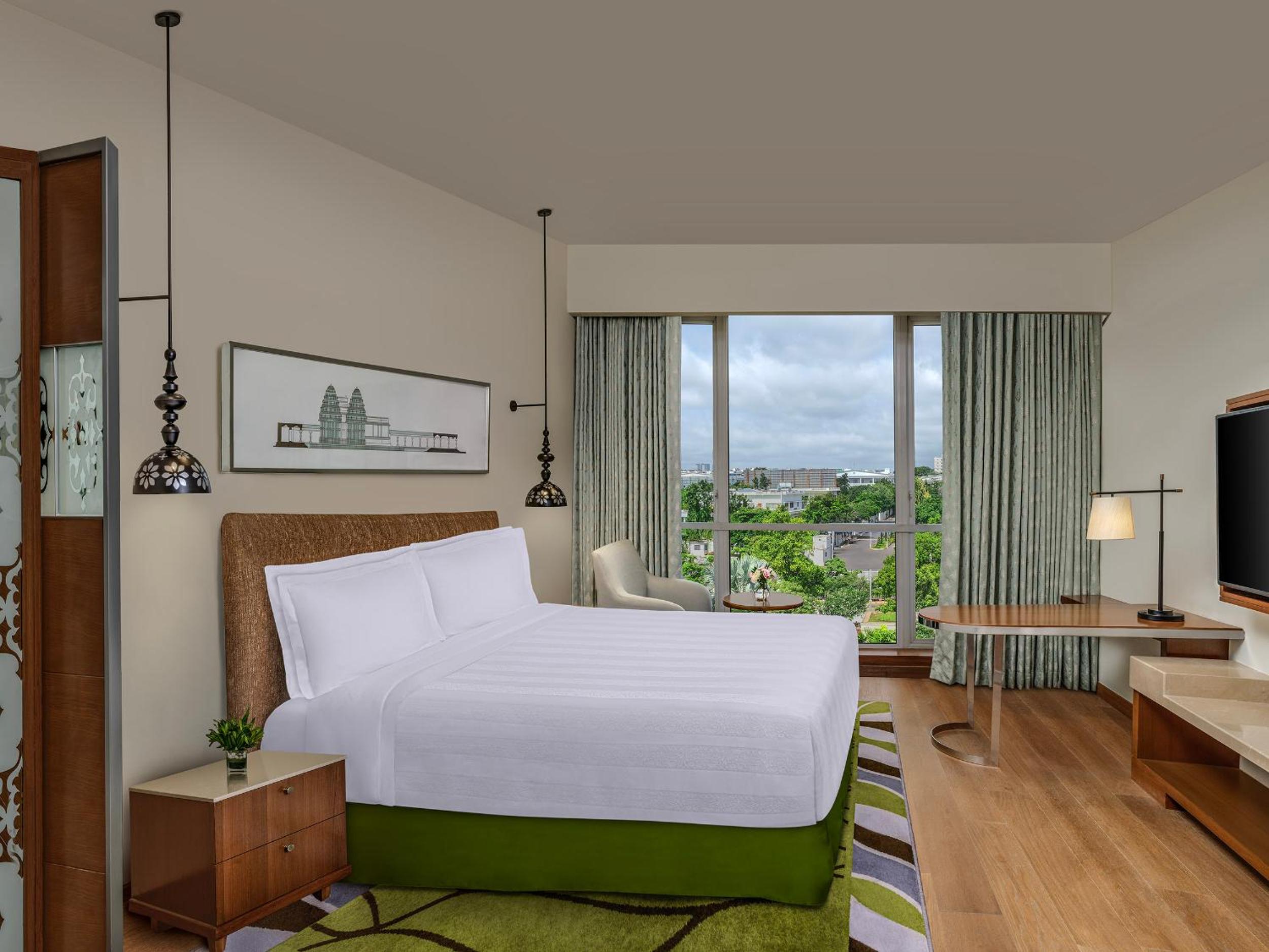 Room with One Queen or Two Twin Beds - Photo 1