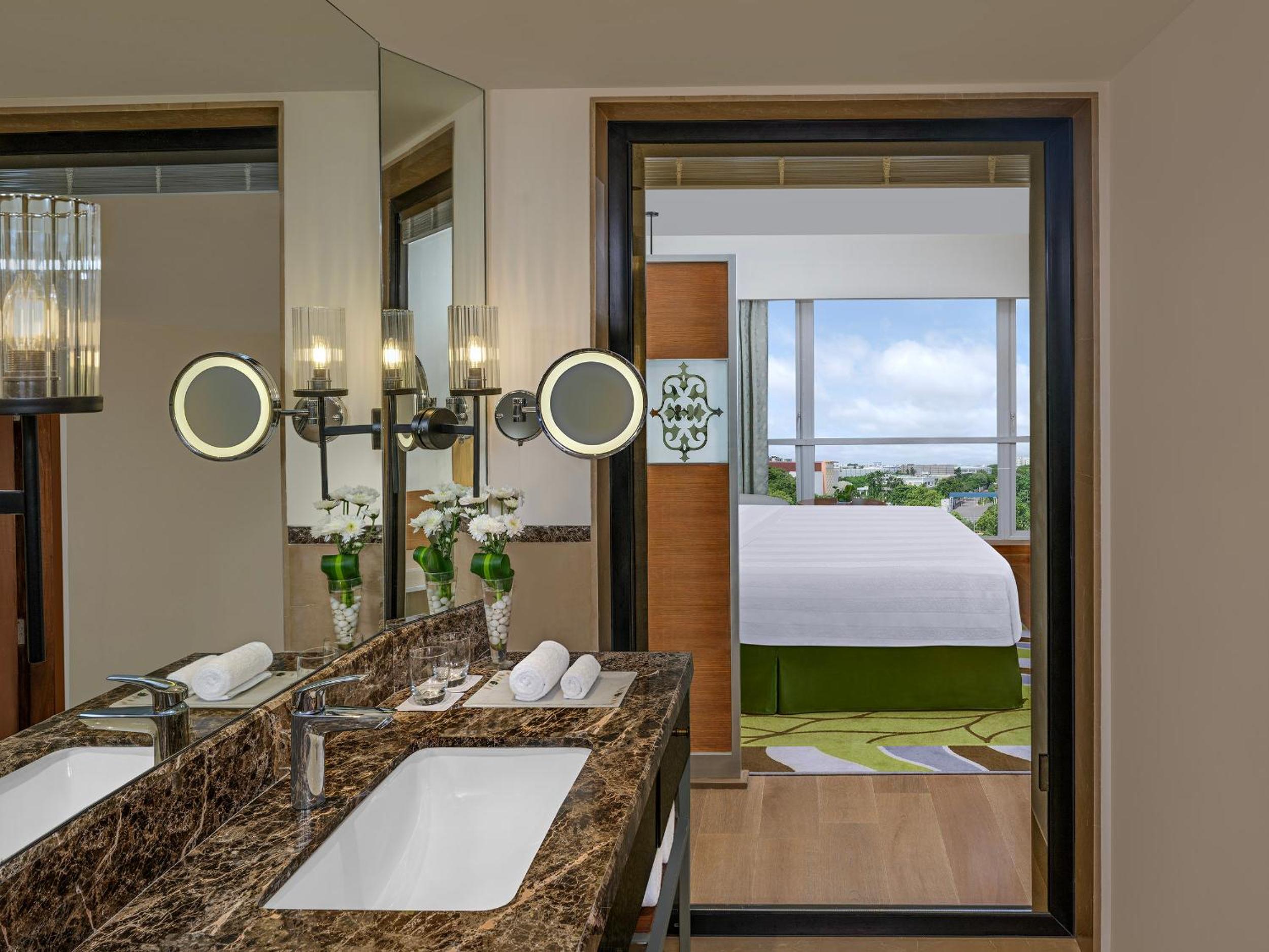 Room with One Queen or Two Twin Beds - Photo 3