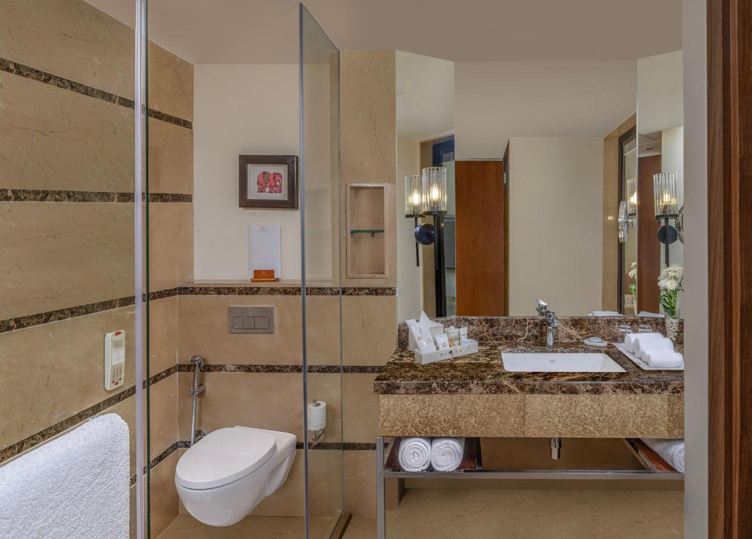 Room with One Queen or Two Twin Beds - Photo 4