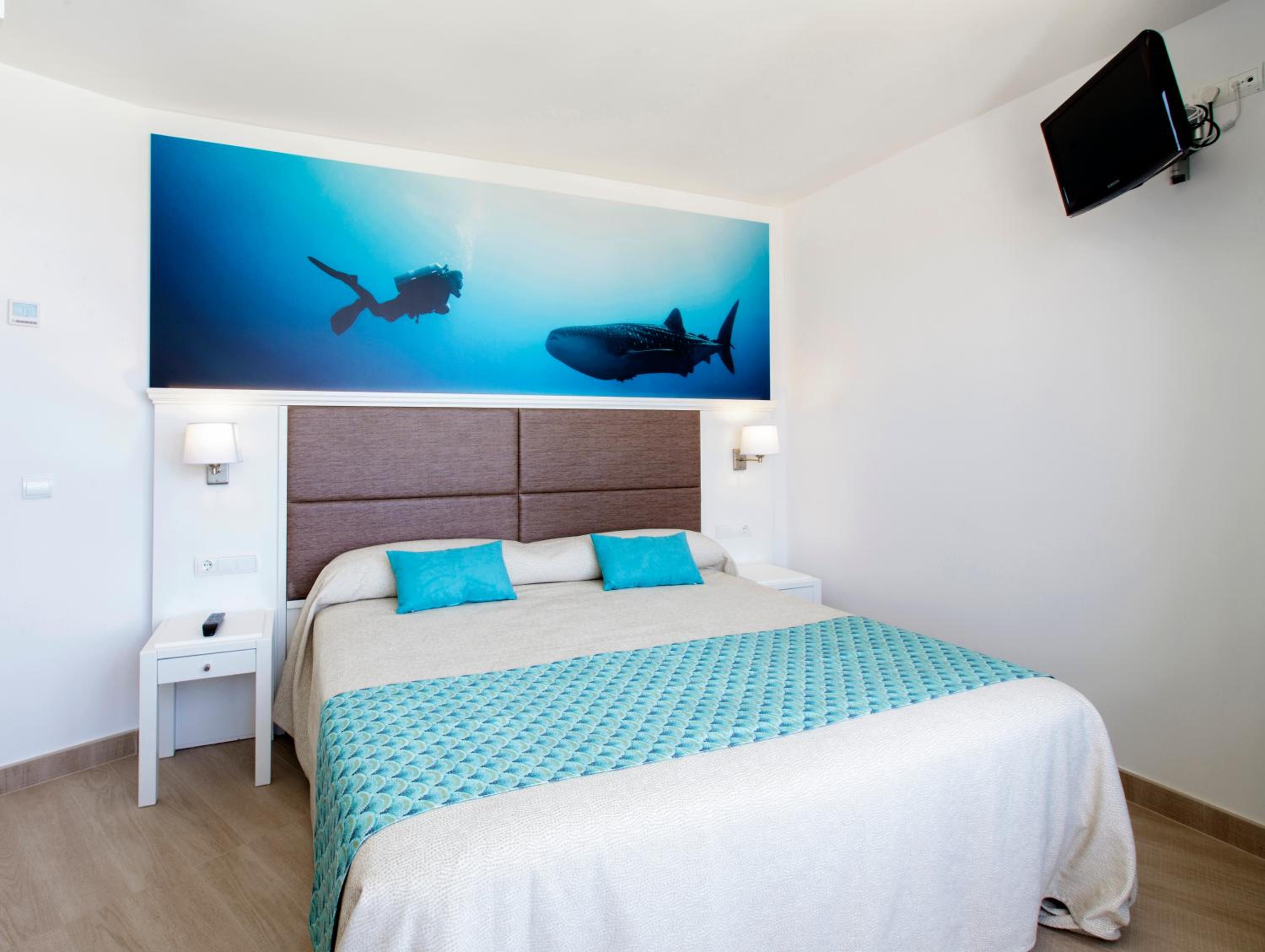 Two-Bedroom Apartment with Sea View (3 Adults + 3 Children) - Photo 1
