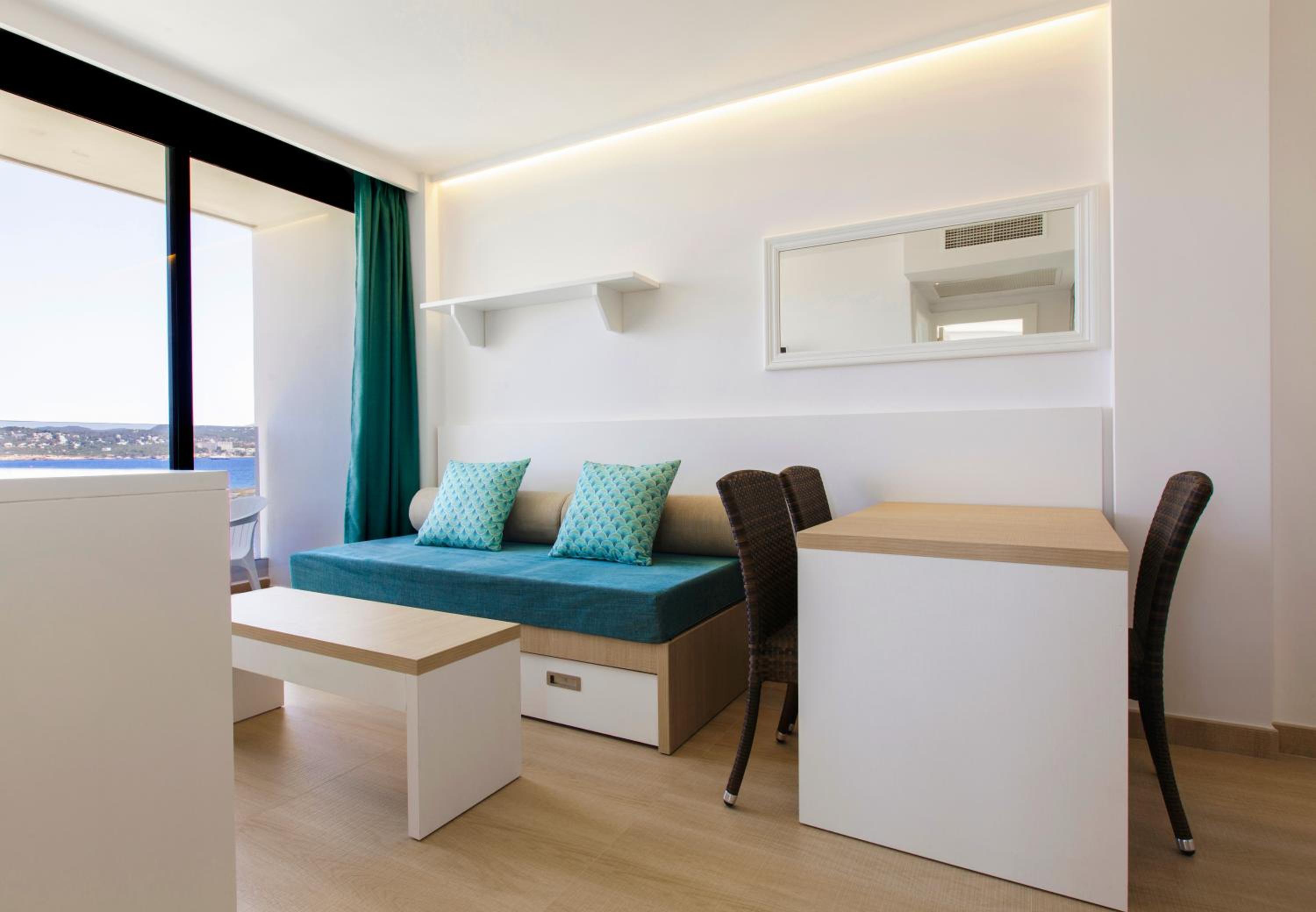 Two-Bedroom Apartment with Sea View photo 2