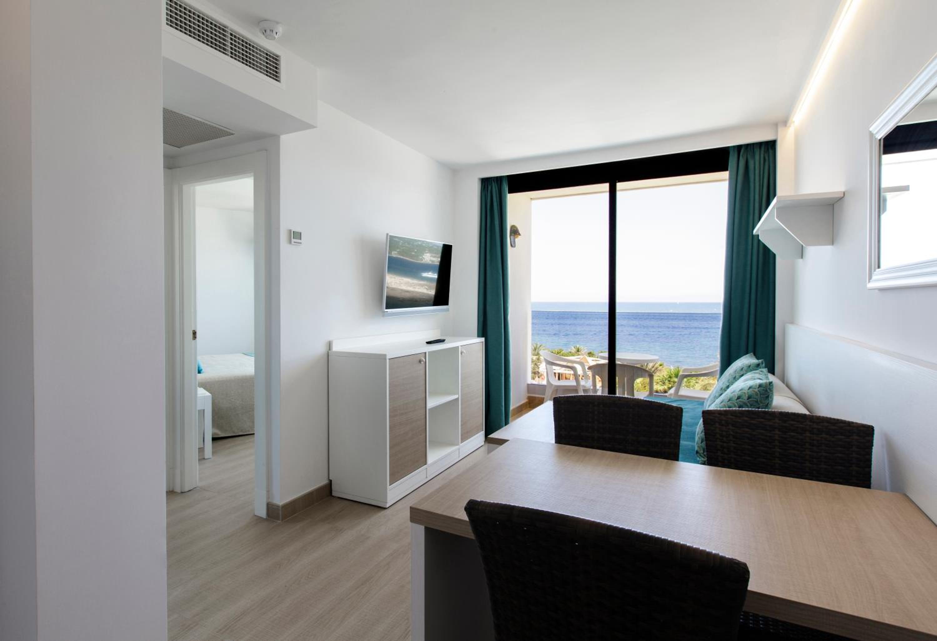 Two-Bedroom Apartment with Sea View (3 Adults + 3 Children) - Photo 2