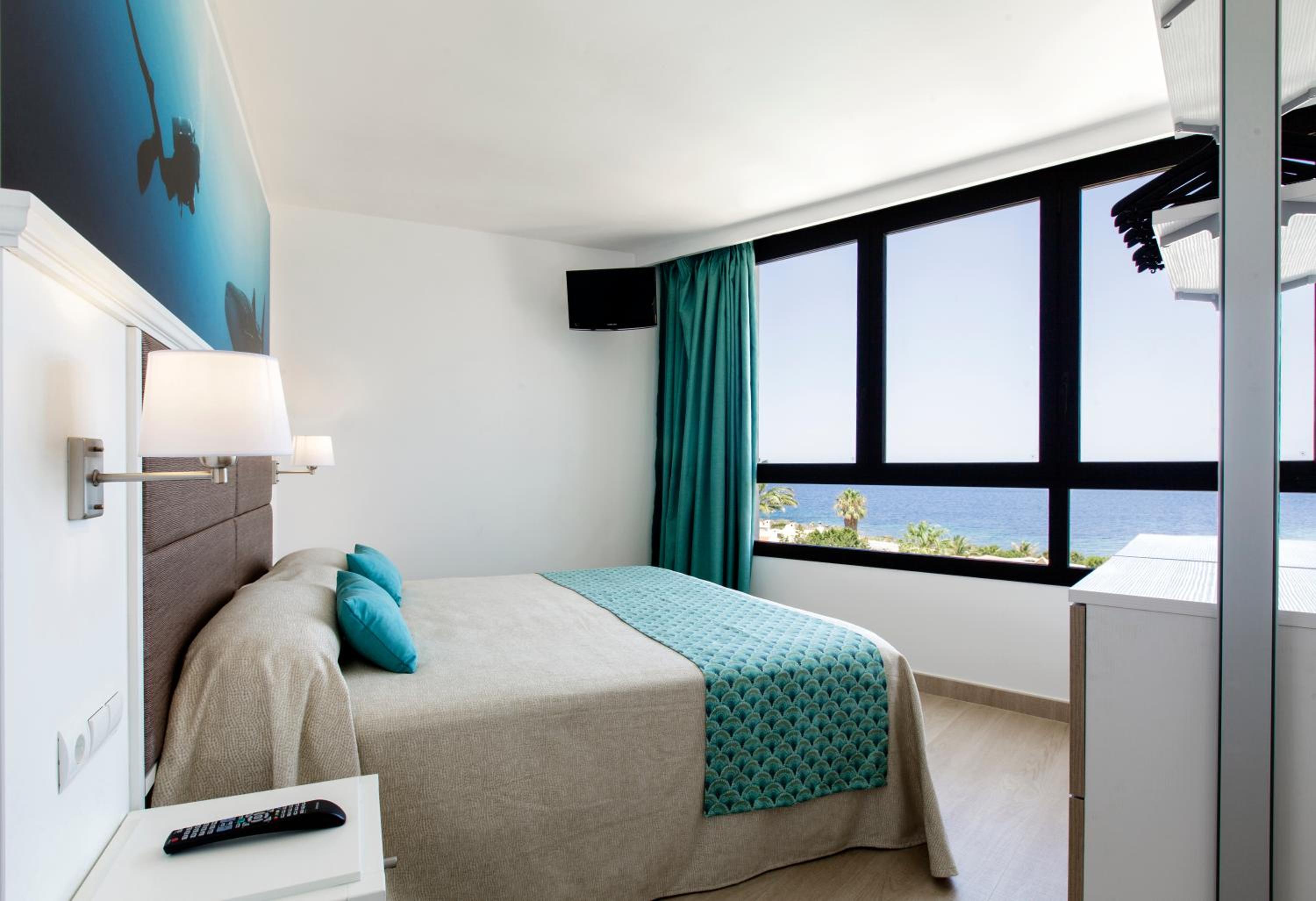 Two-Bedroom Apartment with Sea View (3 Adults + 3 Children) - Photo 3