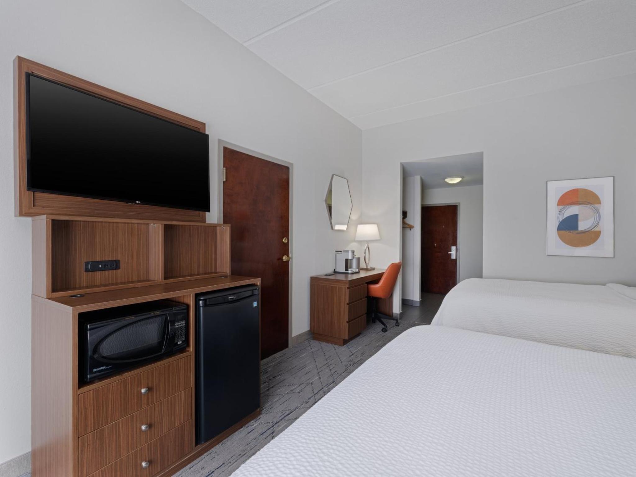 Standard Queen Room with Two Queen Beds and Mobility Accessible Tub - Photo 5