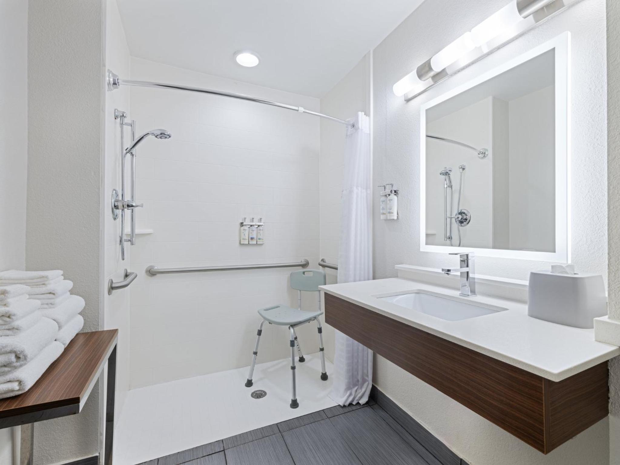 Queen Room with Two Queen Beds - Disability Access Hearing Accessible - Roll-In Shower - Photo 5