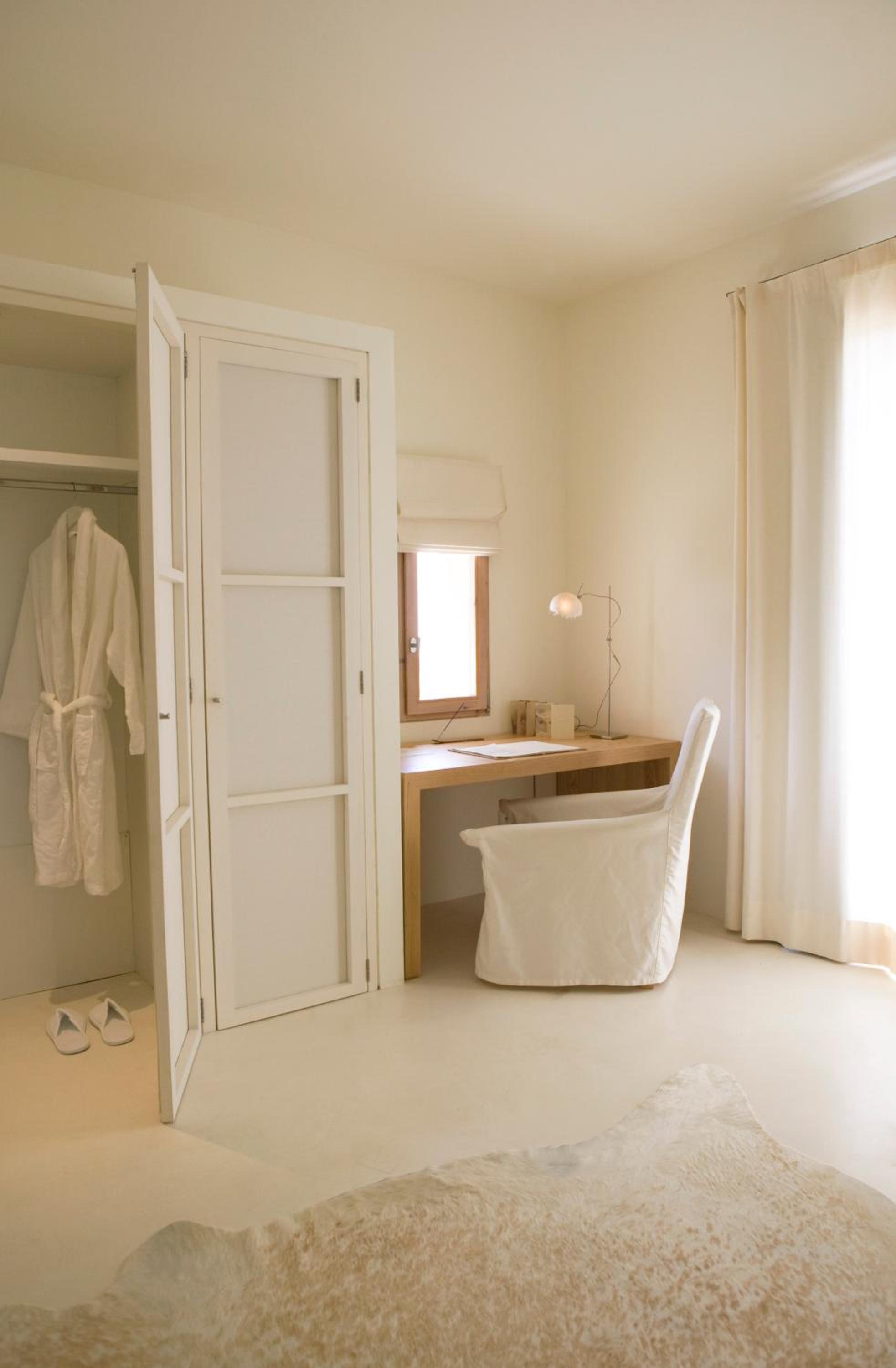 Deluxe Suite with Spa Bath Deluxe Suite with Spa Bath