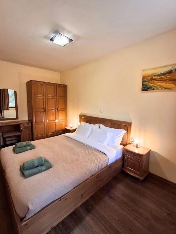 Two-Bedroom Apartment with Mountain View photo 2