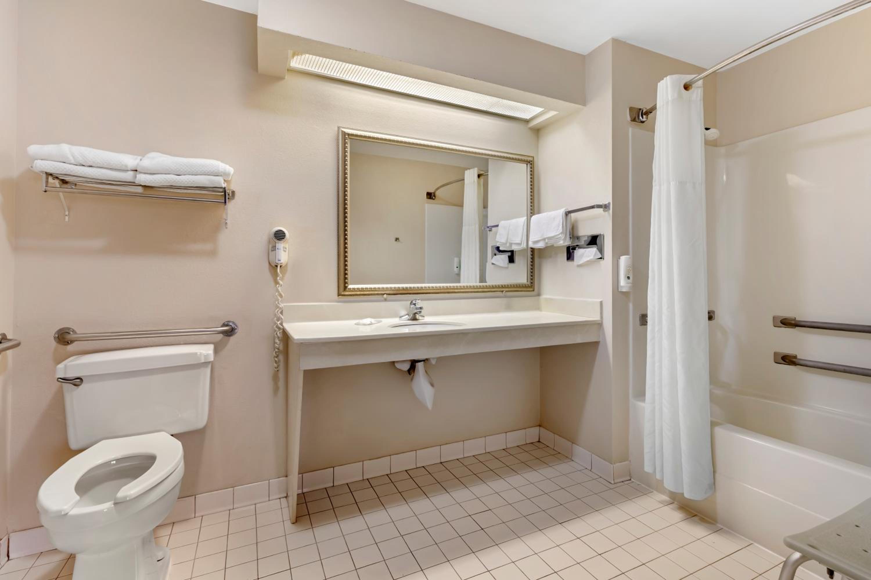 Queen Room with Two Queen Beds and Accessible Tub - Accessible/Non-Smoking - Photo 2