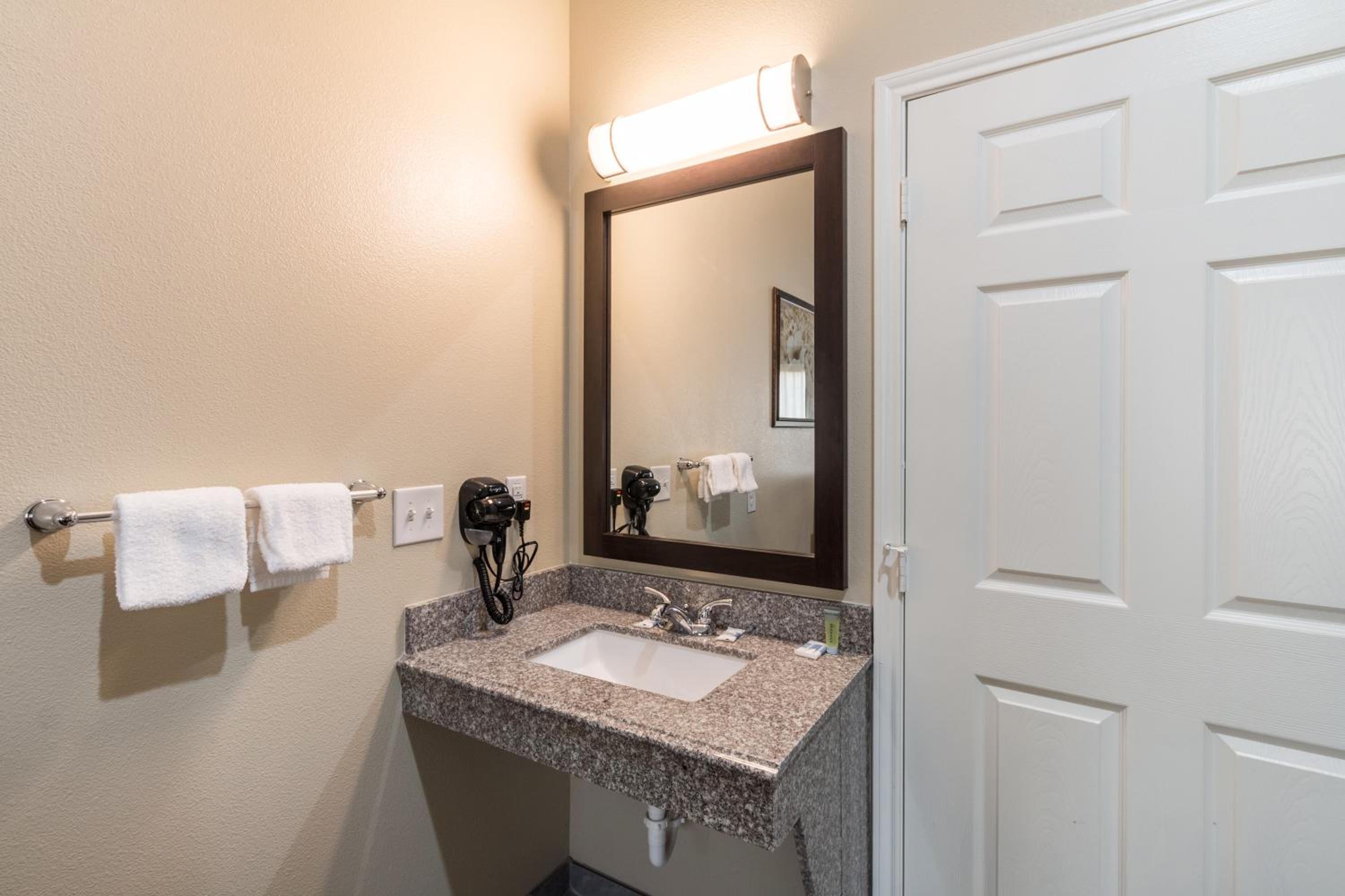 Deluxe Queen Suite - Disability Access photo 2