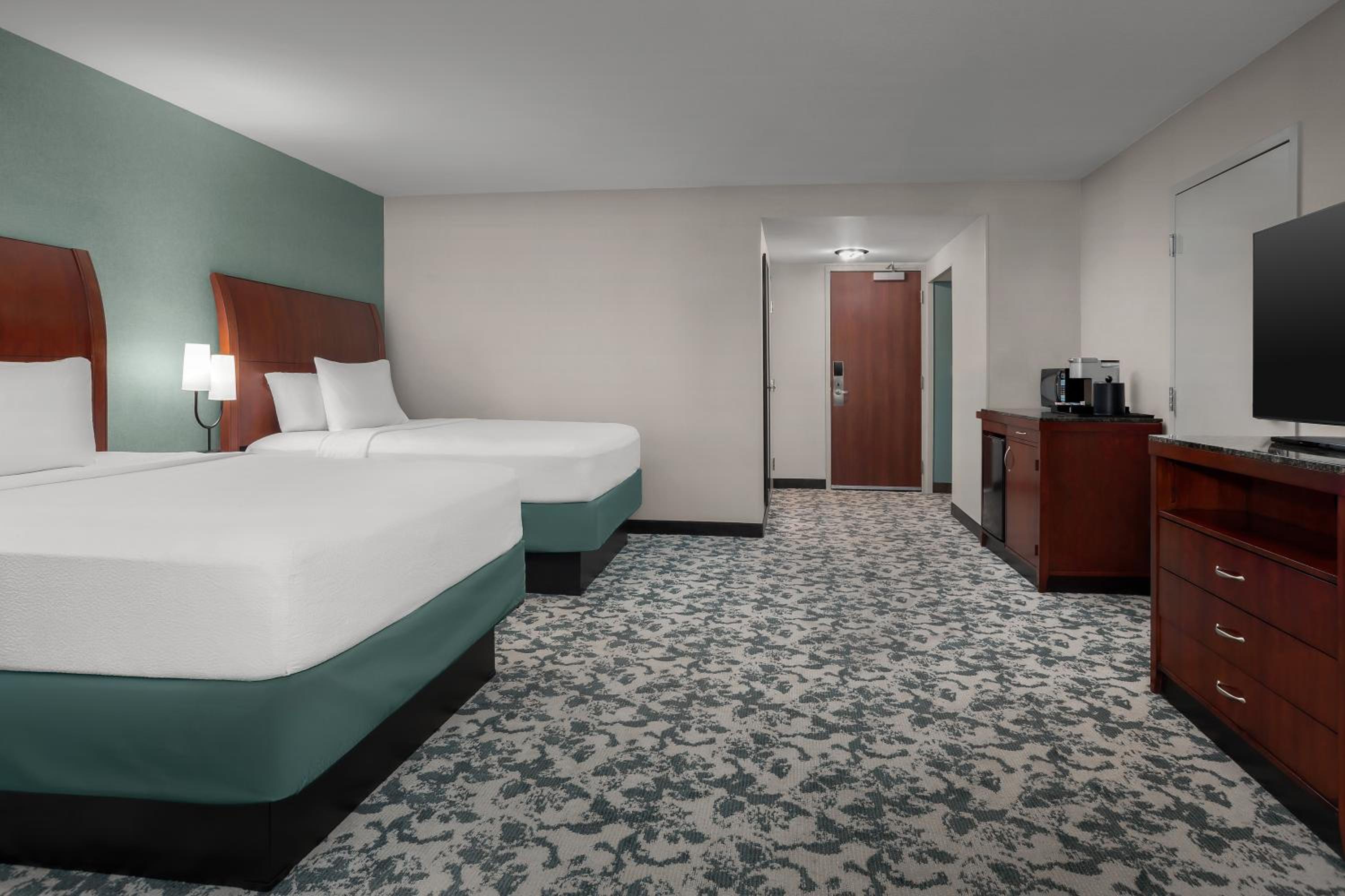 Premium Queen Room with Two Queen Beds thumbnail 5