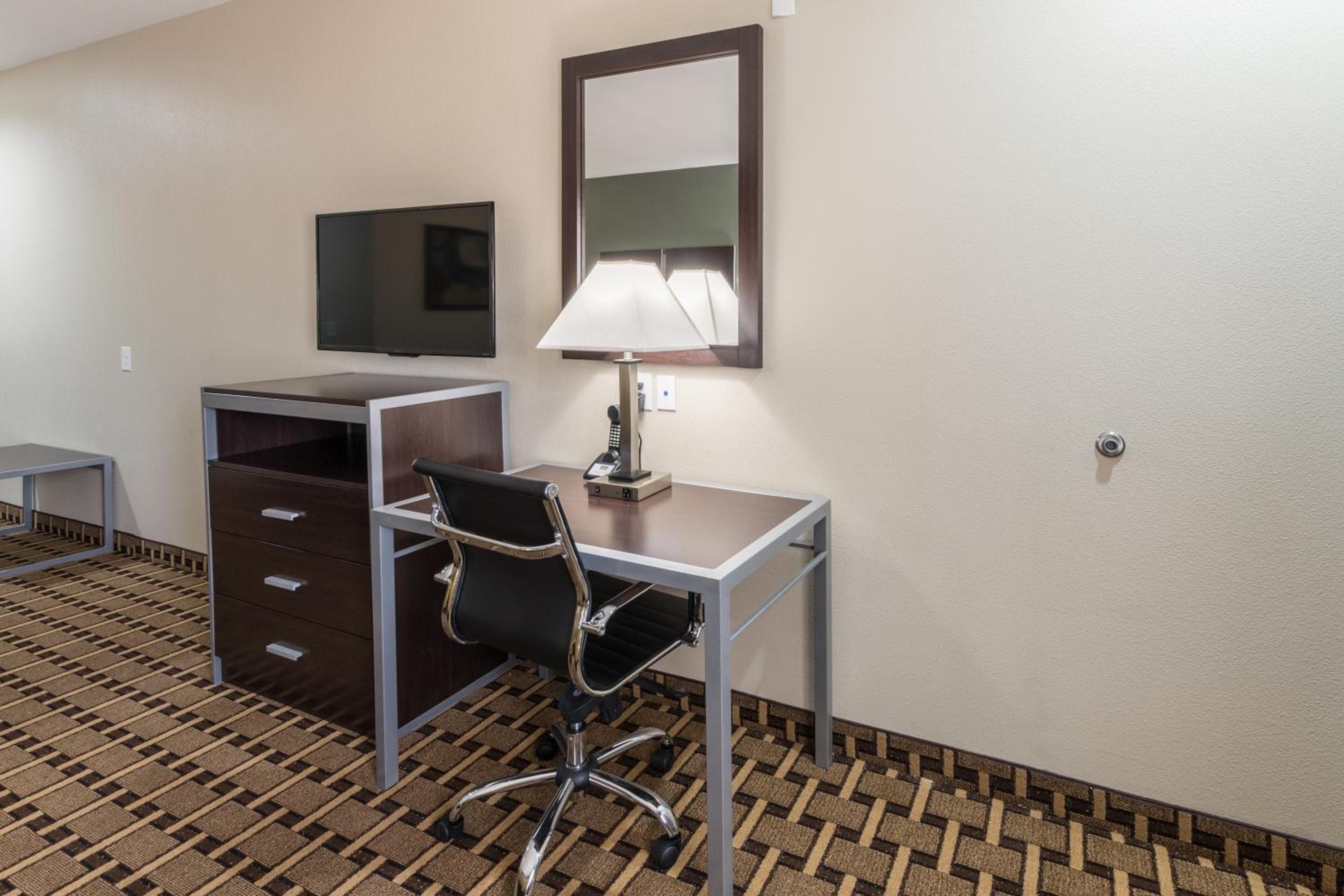 Deluxe Queen Suite photo 2
