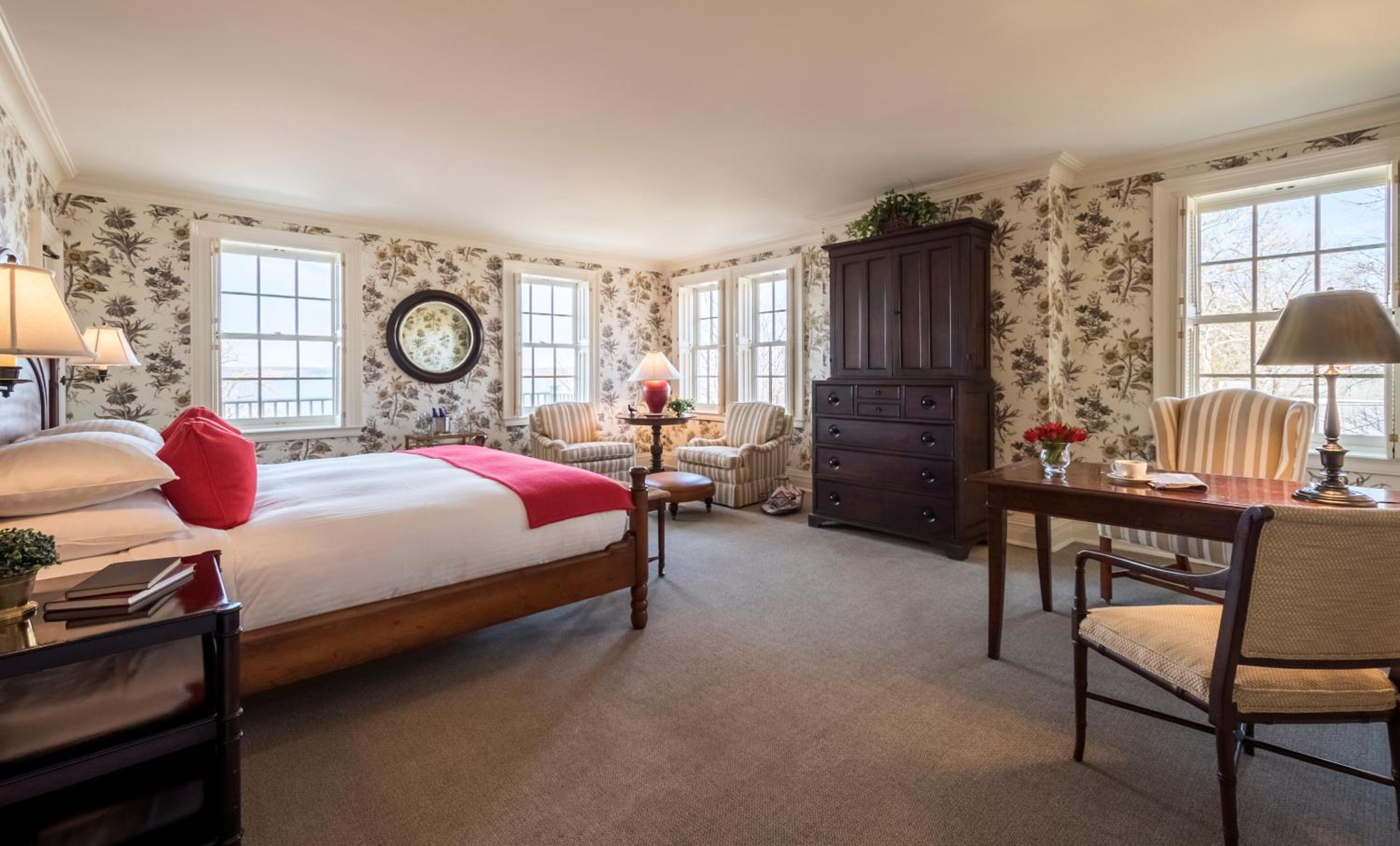 King Room with Lake View - Aurora Inn 