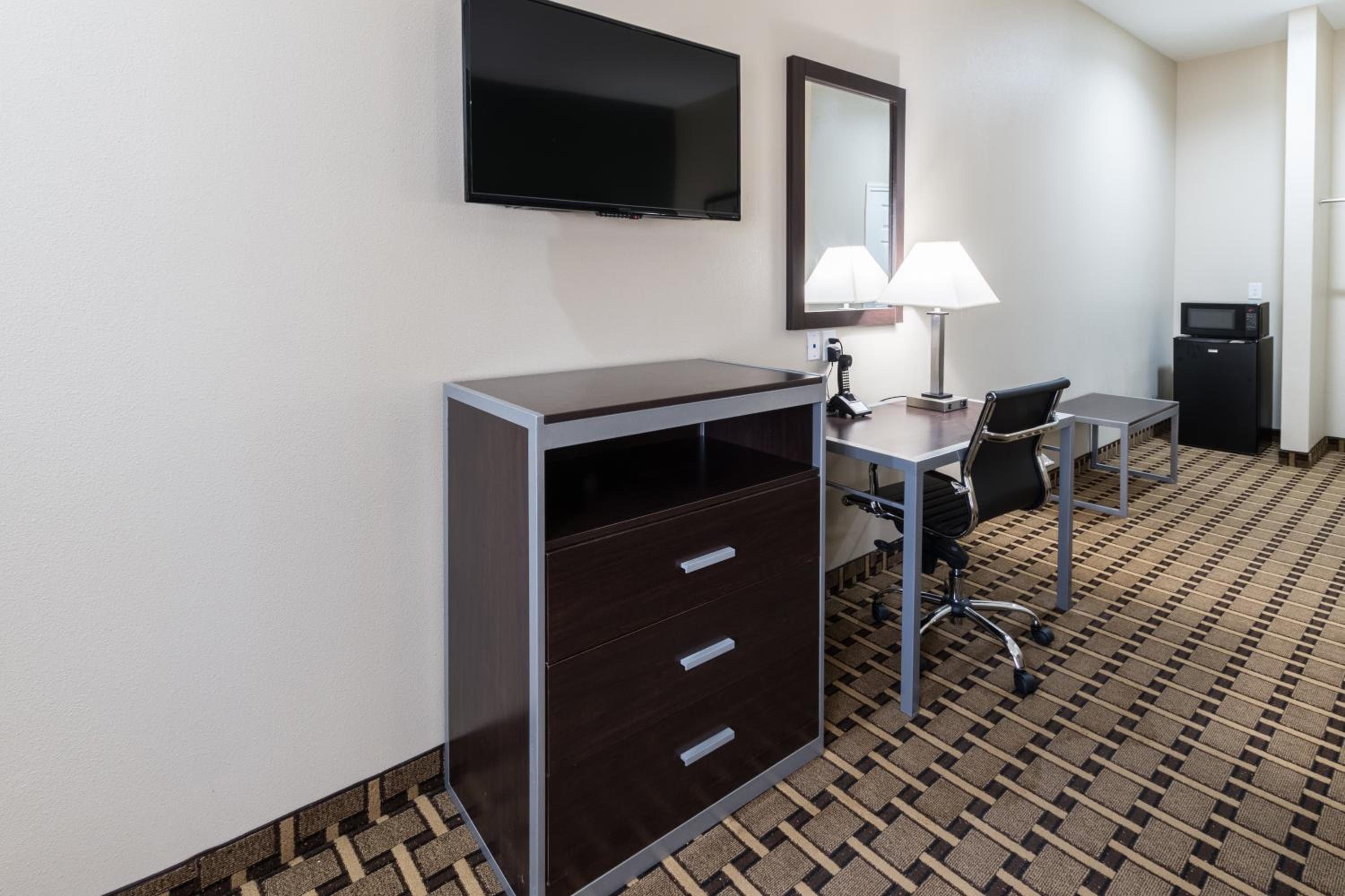 Deluxe King Suite photo 2