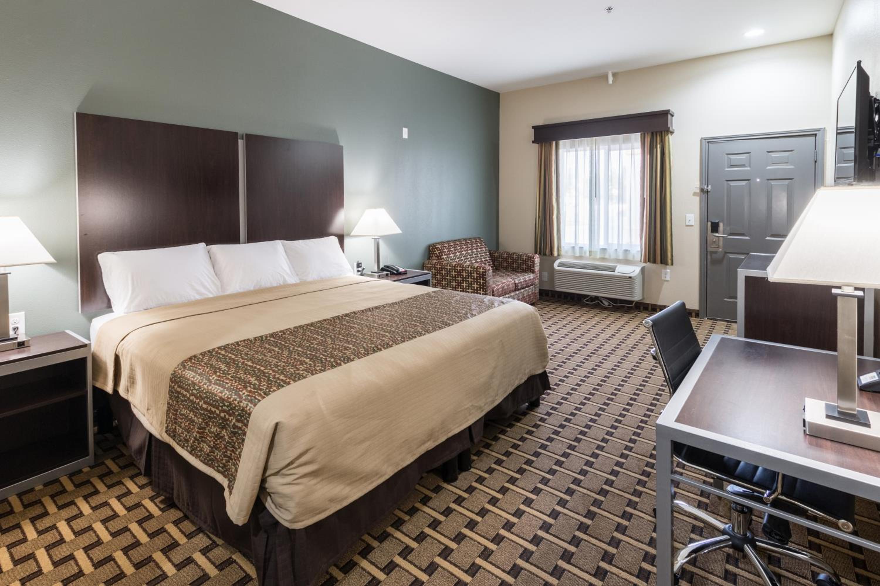 Deluxe King Suite photo 3