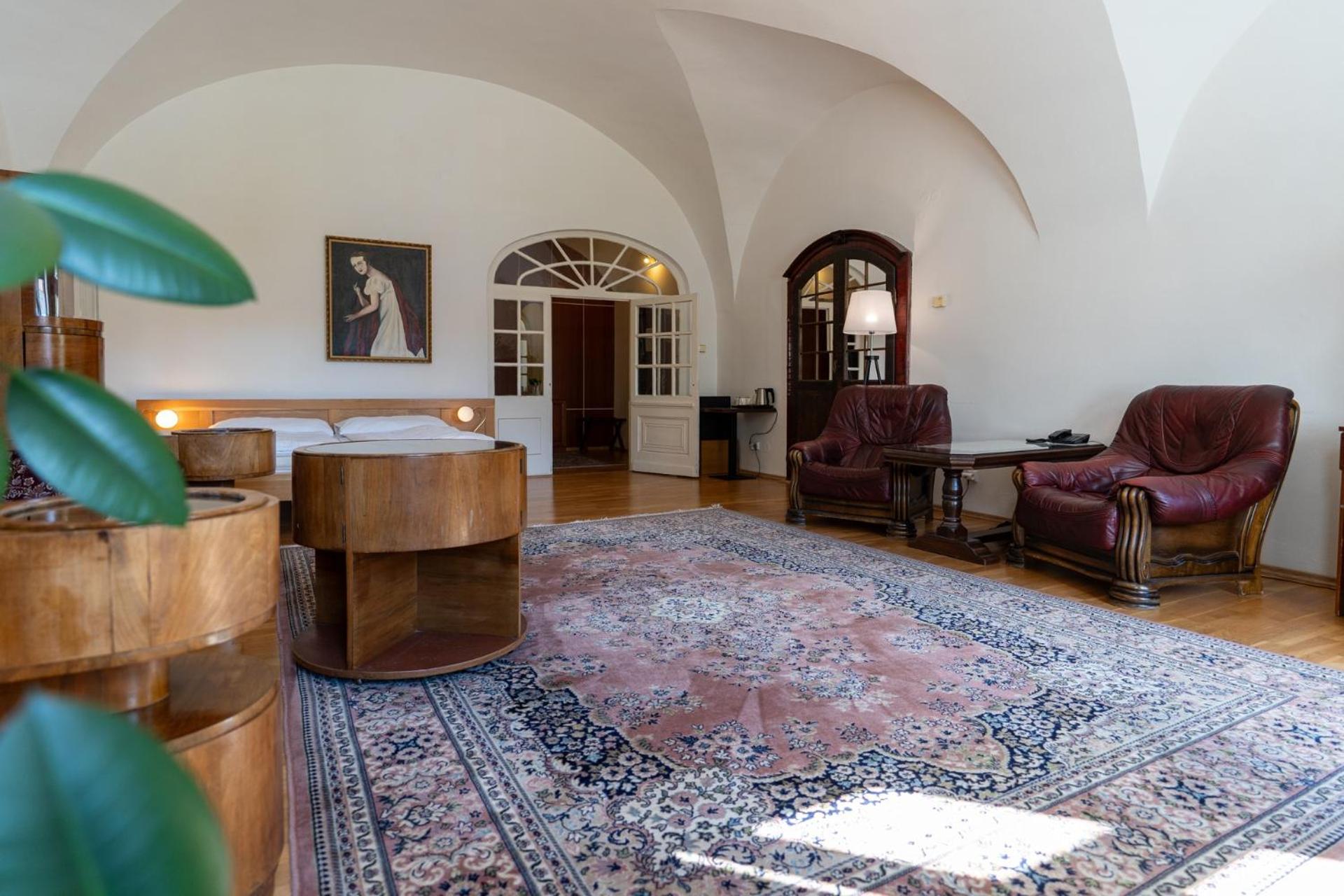 One-Bedroom Apartment with City View photo 3