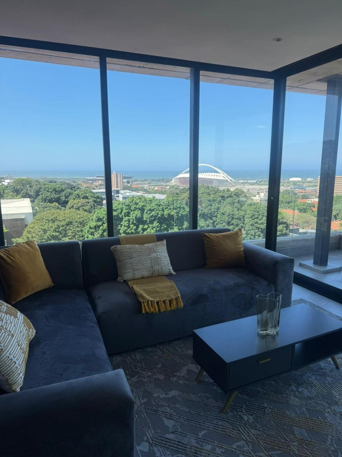 Three-Bedroom Premium Apartment with Balcony photo 2