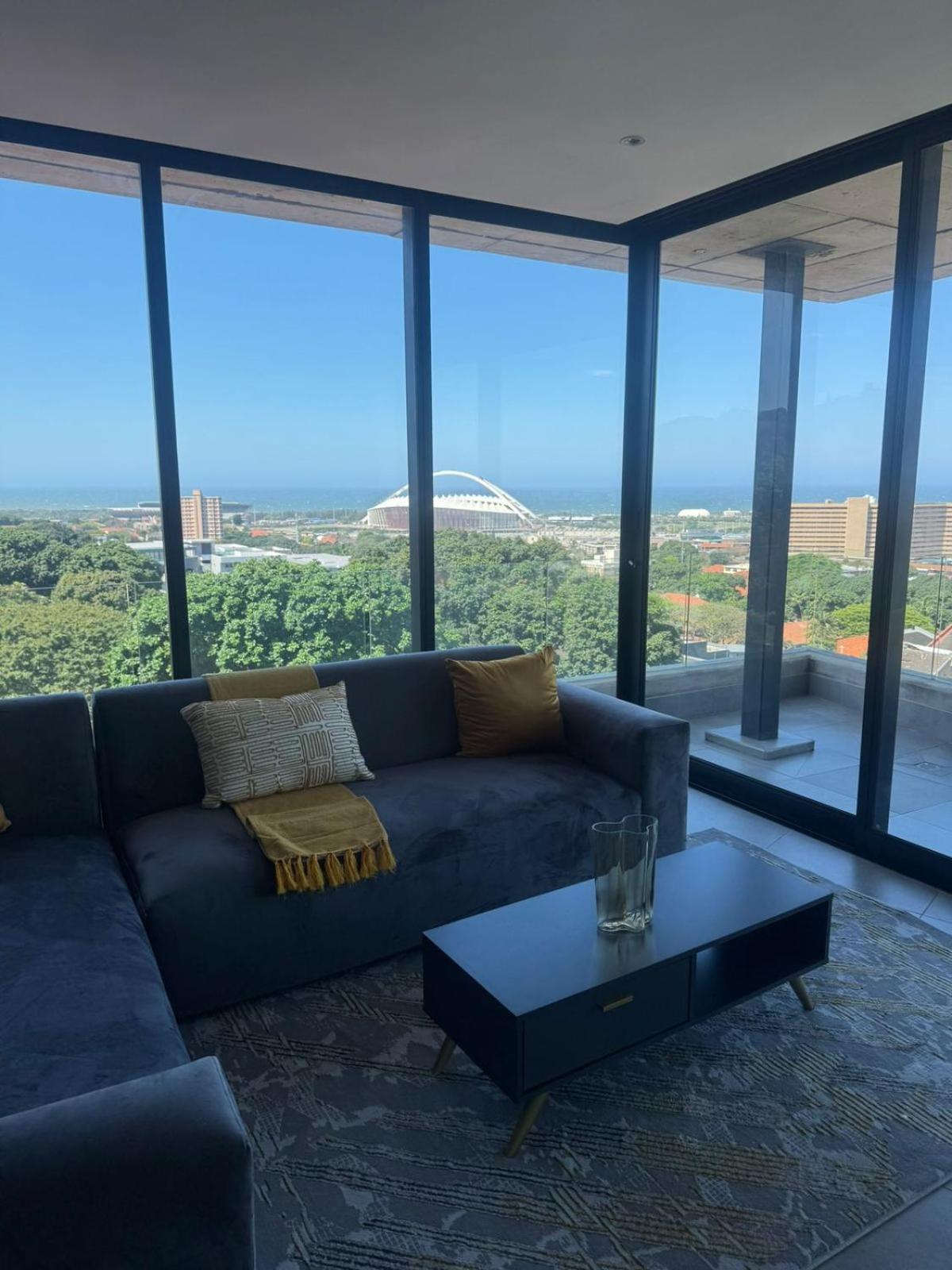 Three-Bedroom Premium Apartment with Balcony photo 3