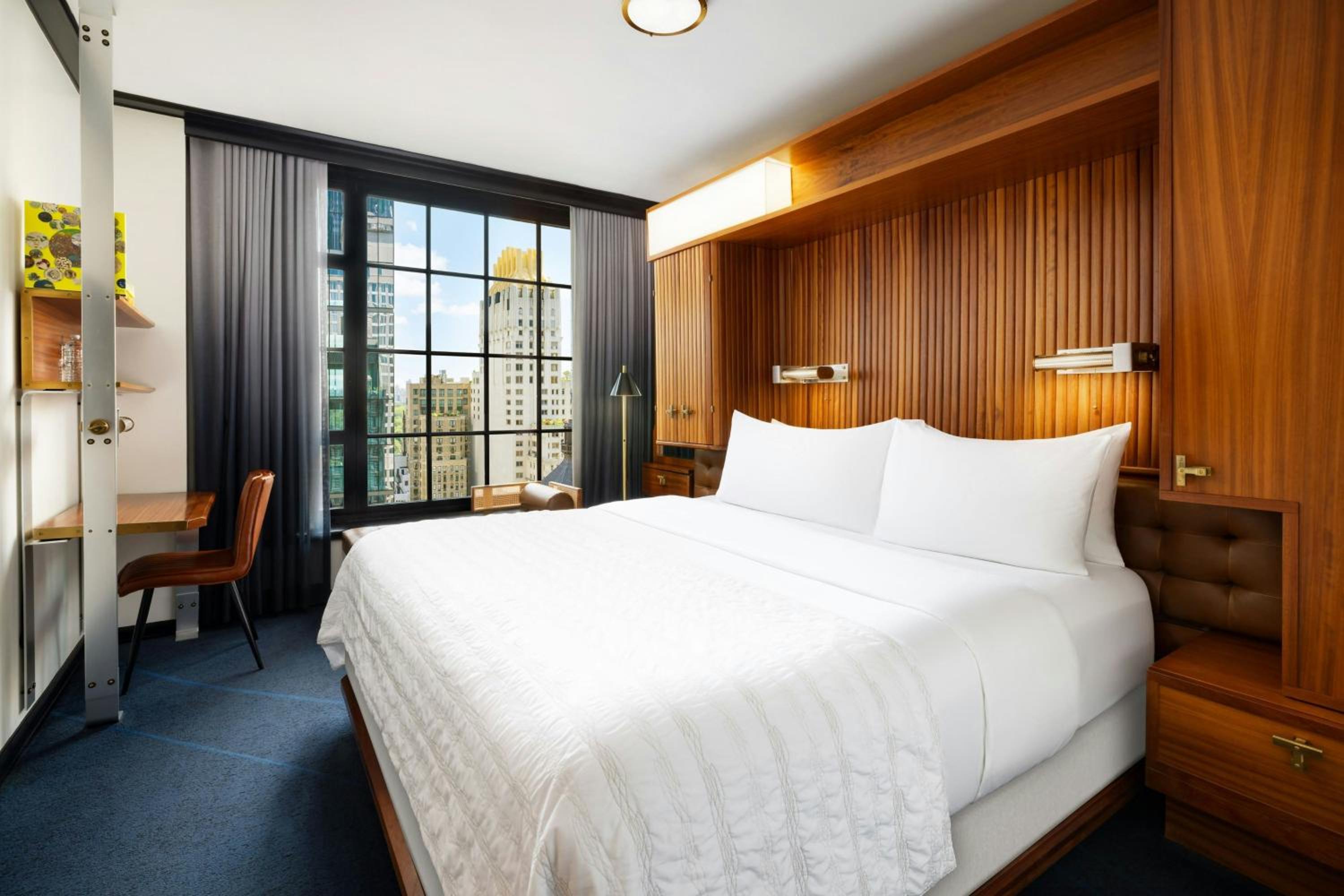 Deluxe King Room with City View - High Floor thumbnail 5