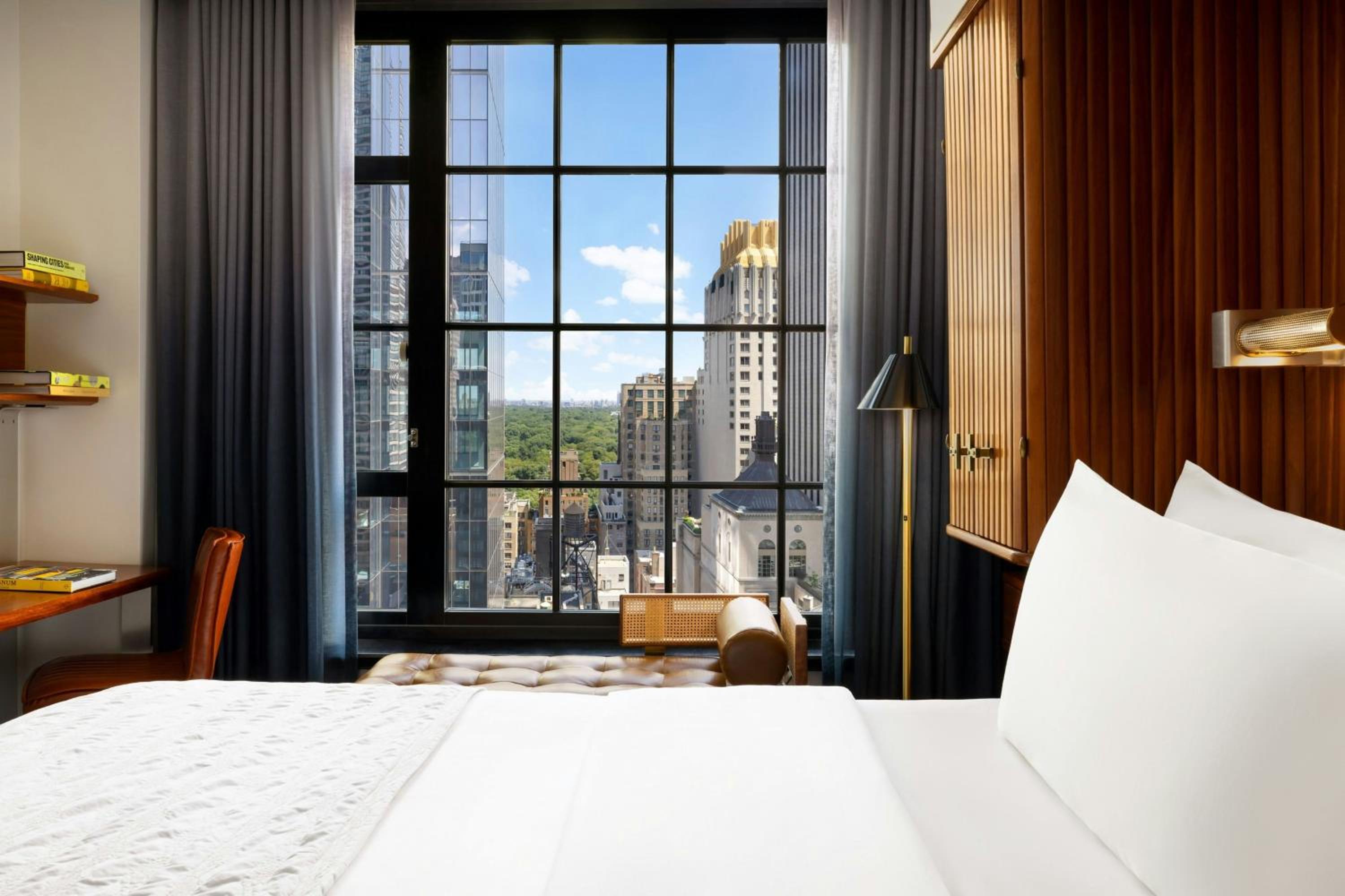 Deluxe King Room with City View - High Floor thumbnail 6