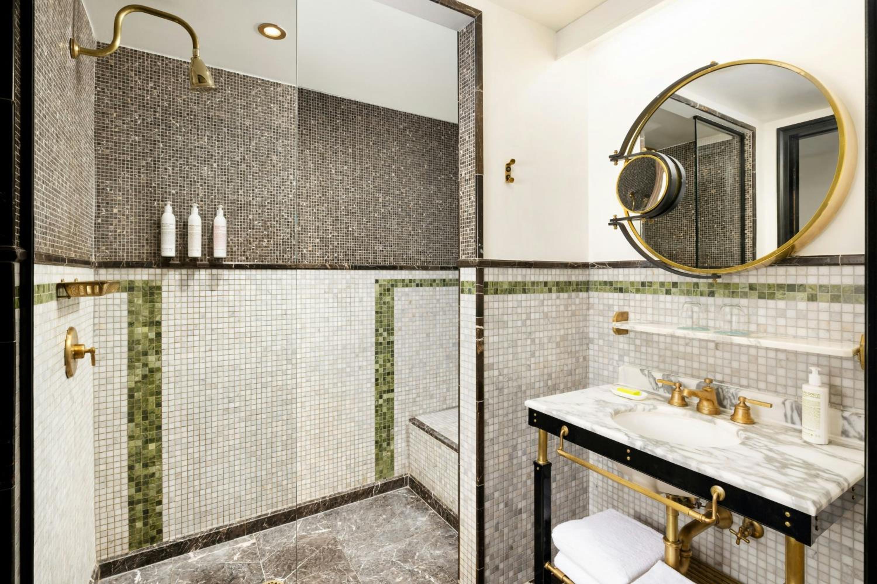 Classic King Room with Adapted Tub - Mobility and Hearing Accessible