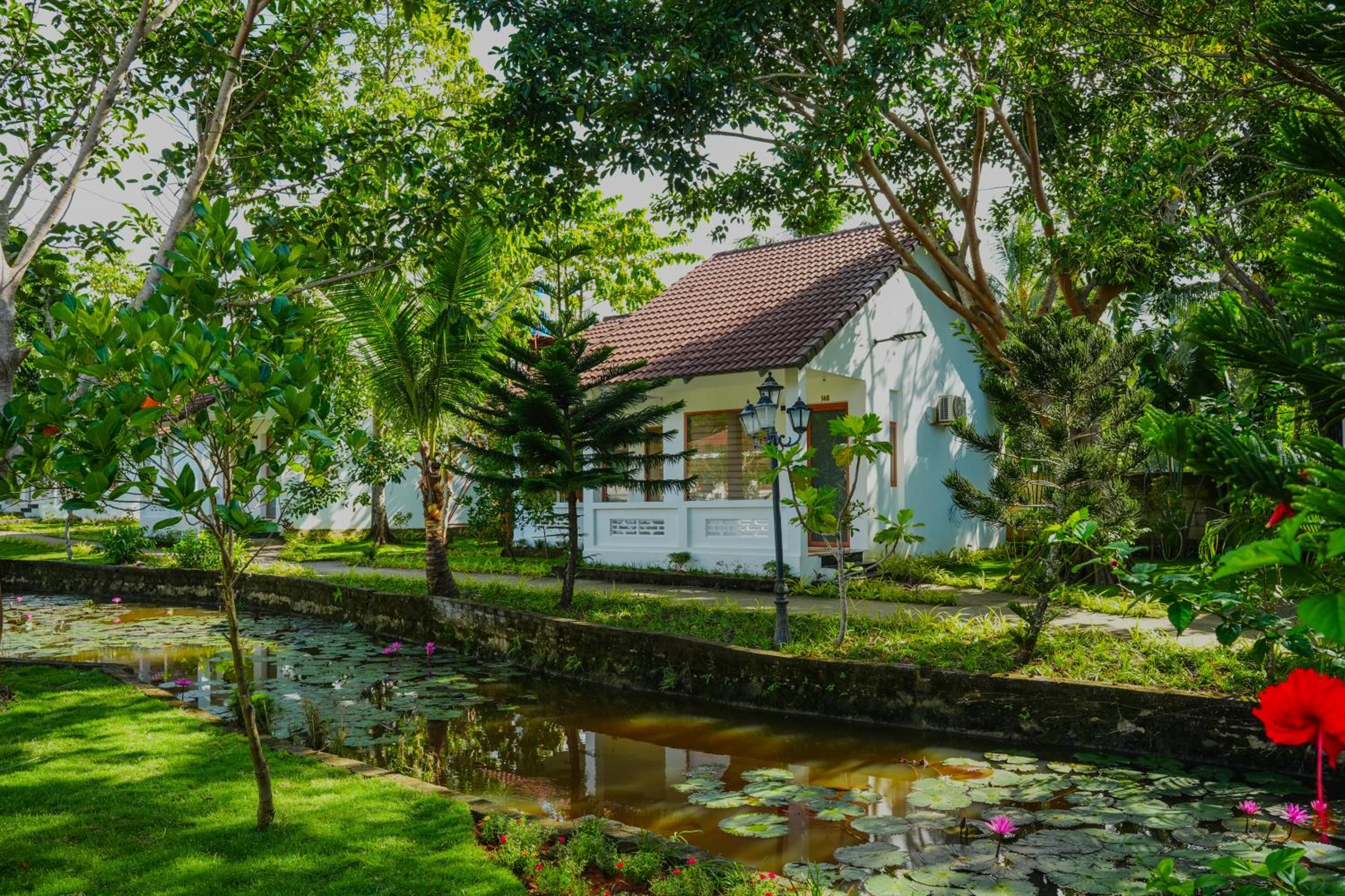 Bungalow - Water Front