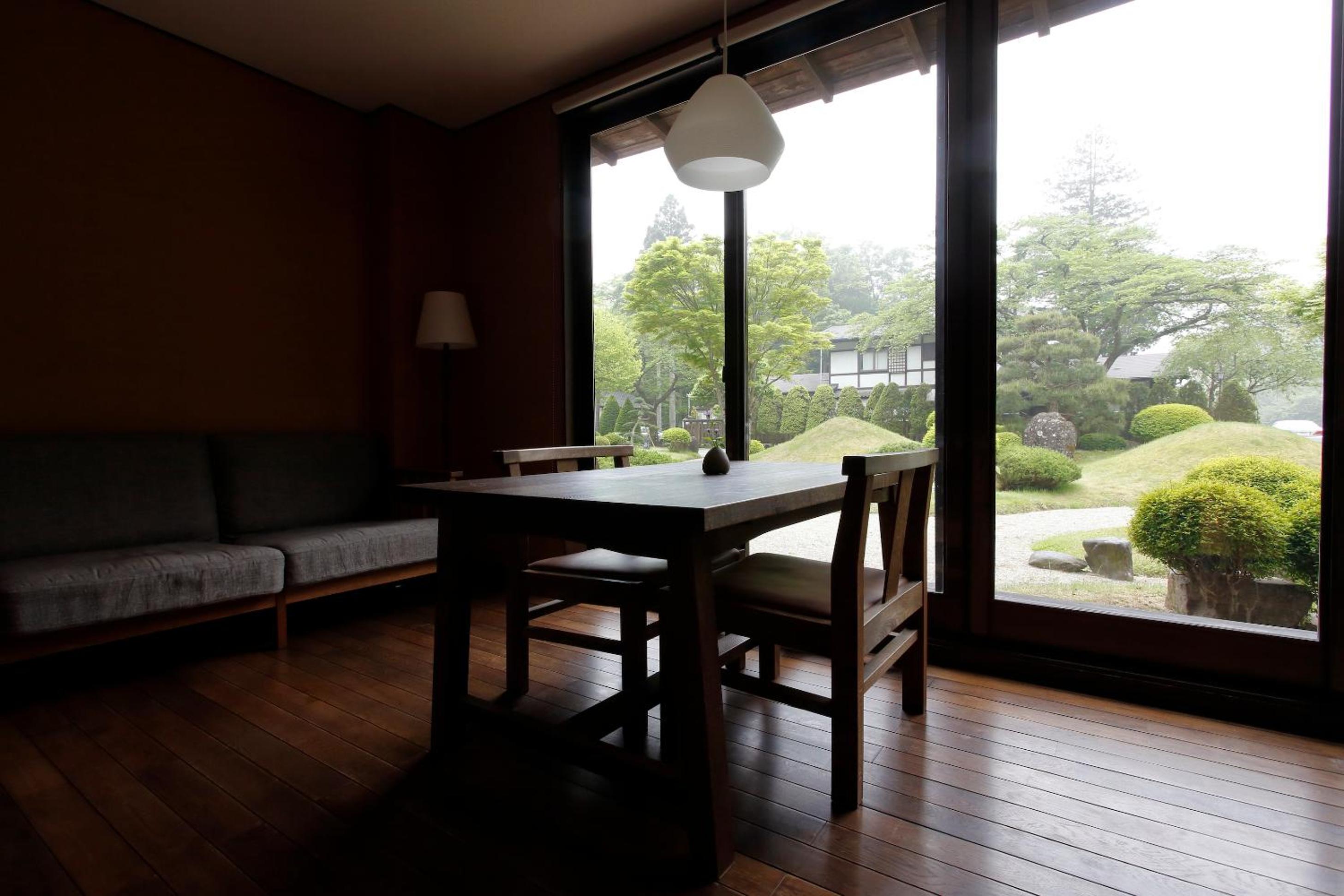 Standard Twin Room with Shared Bathroom - Photo 2