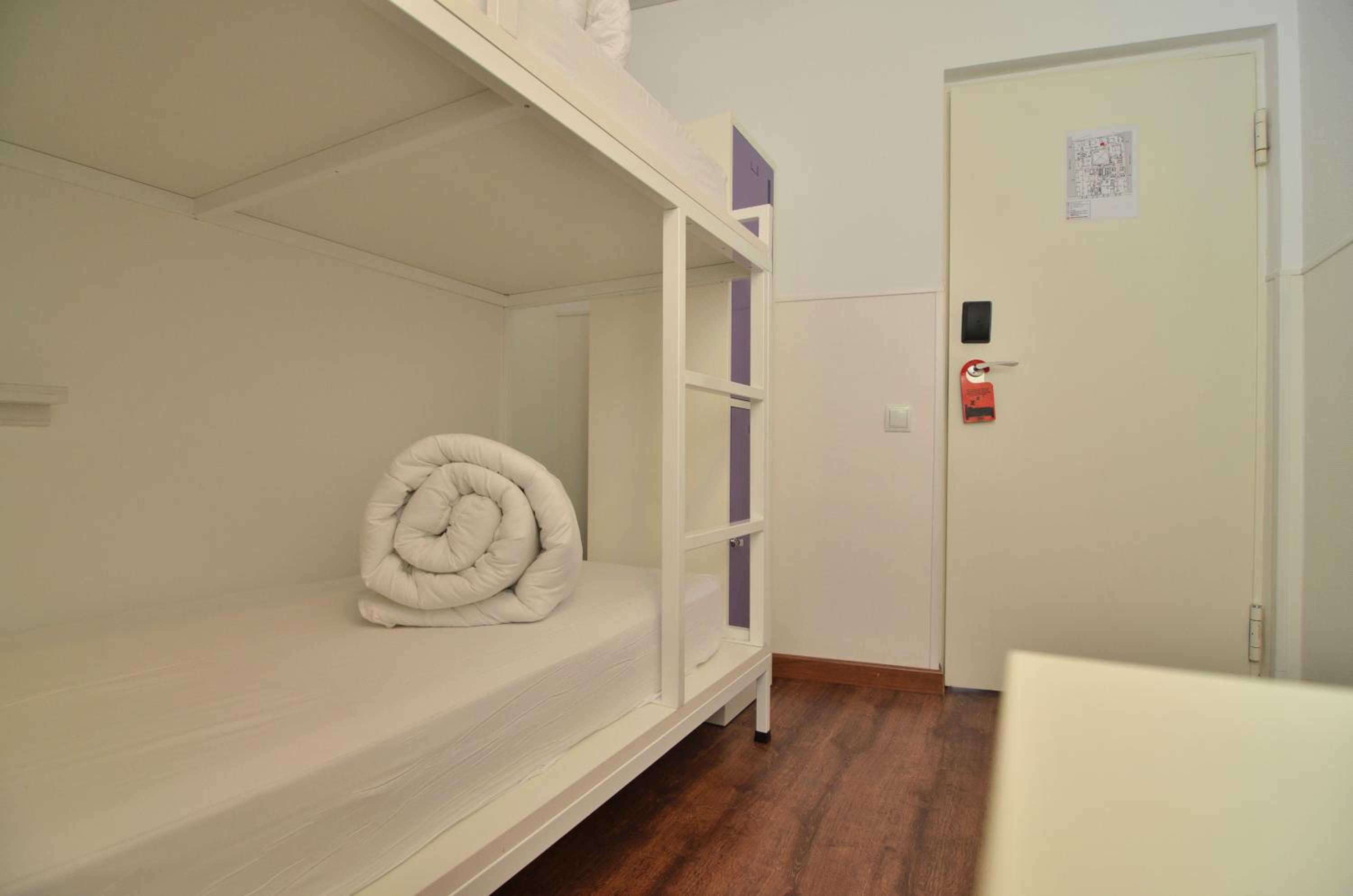 Economy Twin Room with Shared Bathroom photo 3