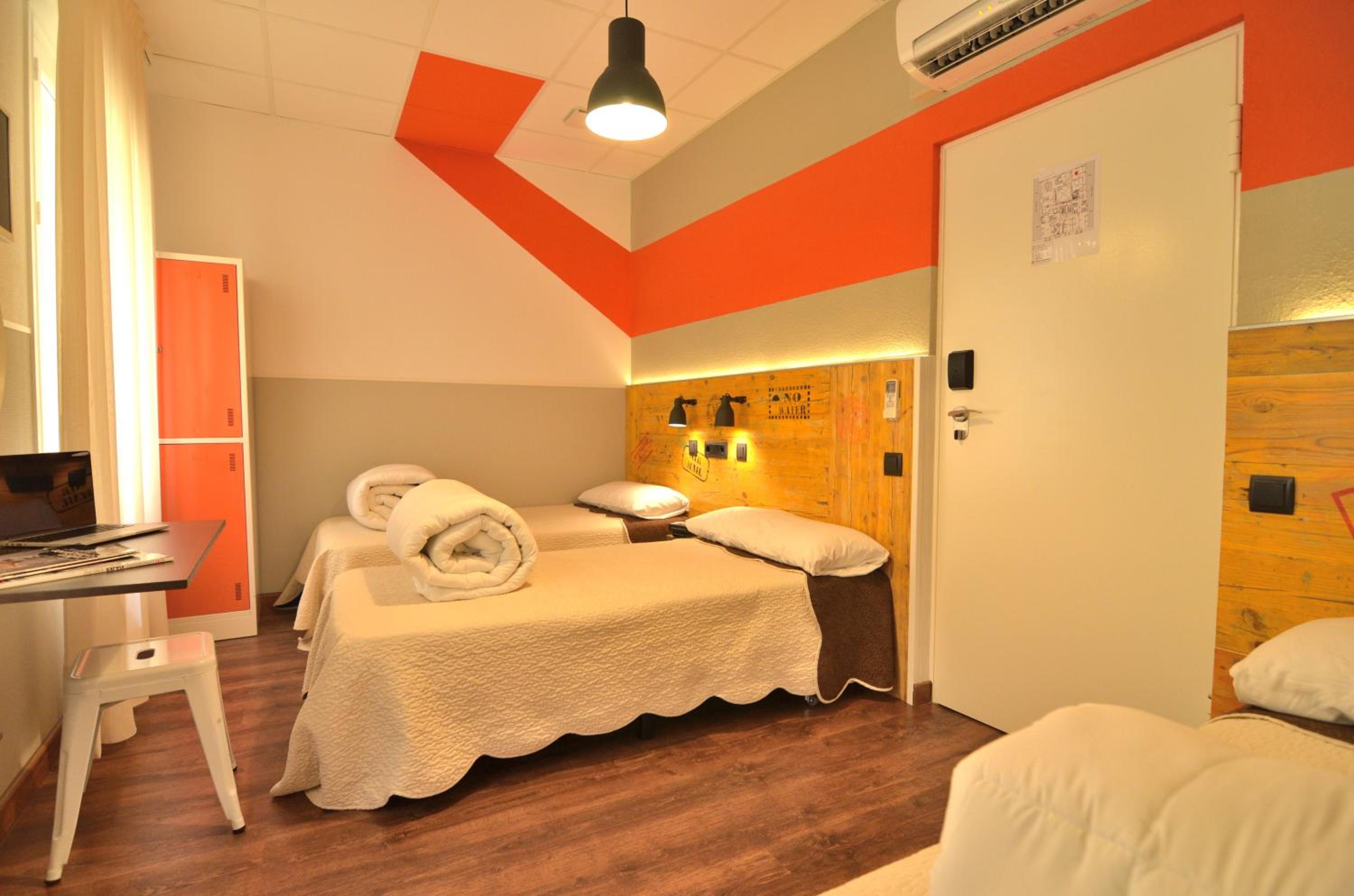 Cama en habitación compartida de 3 camas para mujeres.