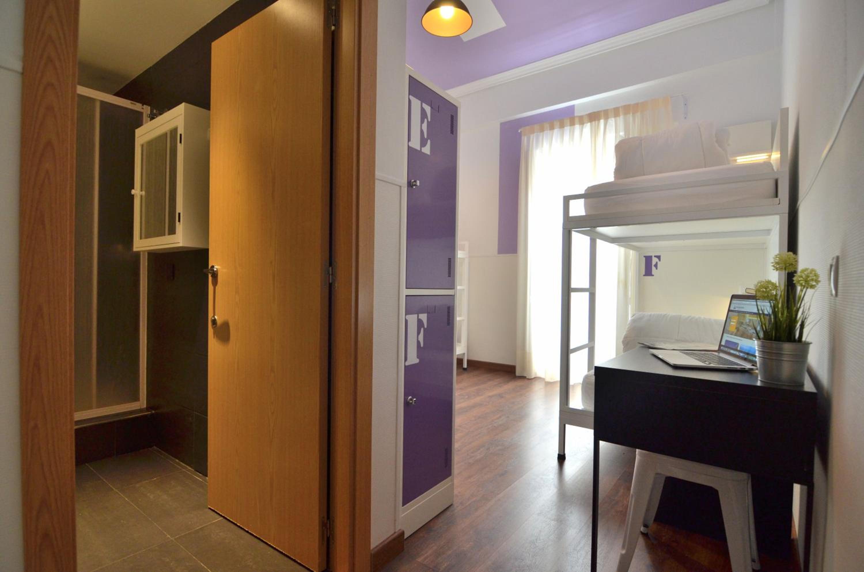 Cama en habitación compartida femenina de 6 camas con baño
