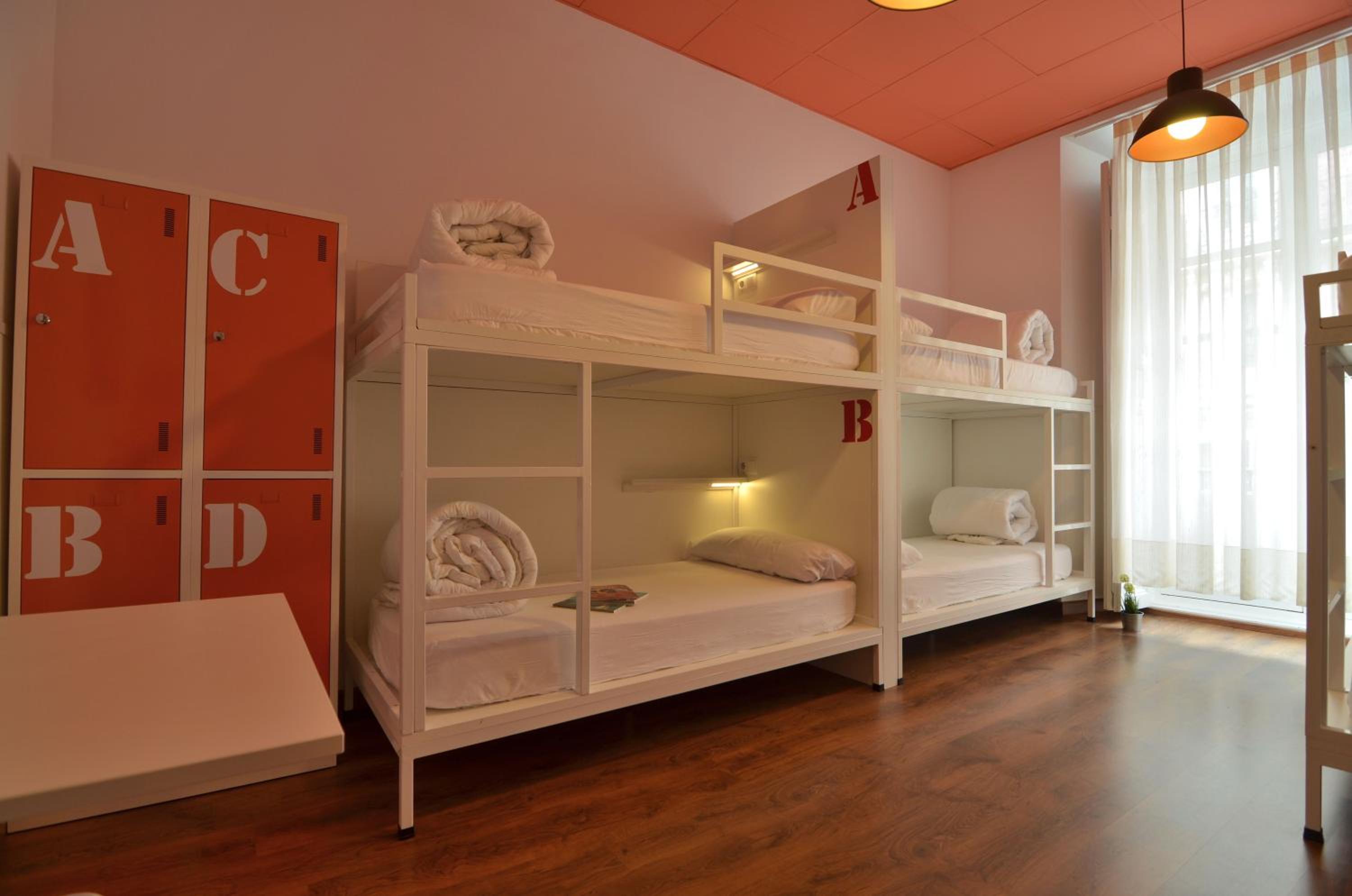 Cama en Habitación Compartida Femenina de 6 Camas