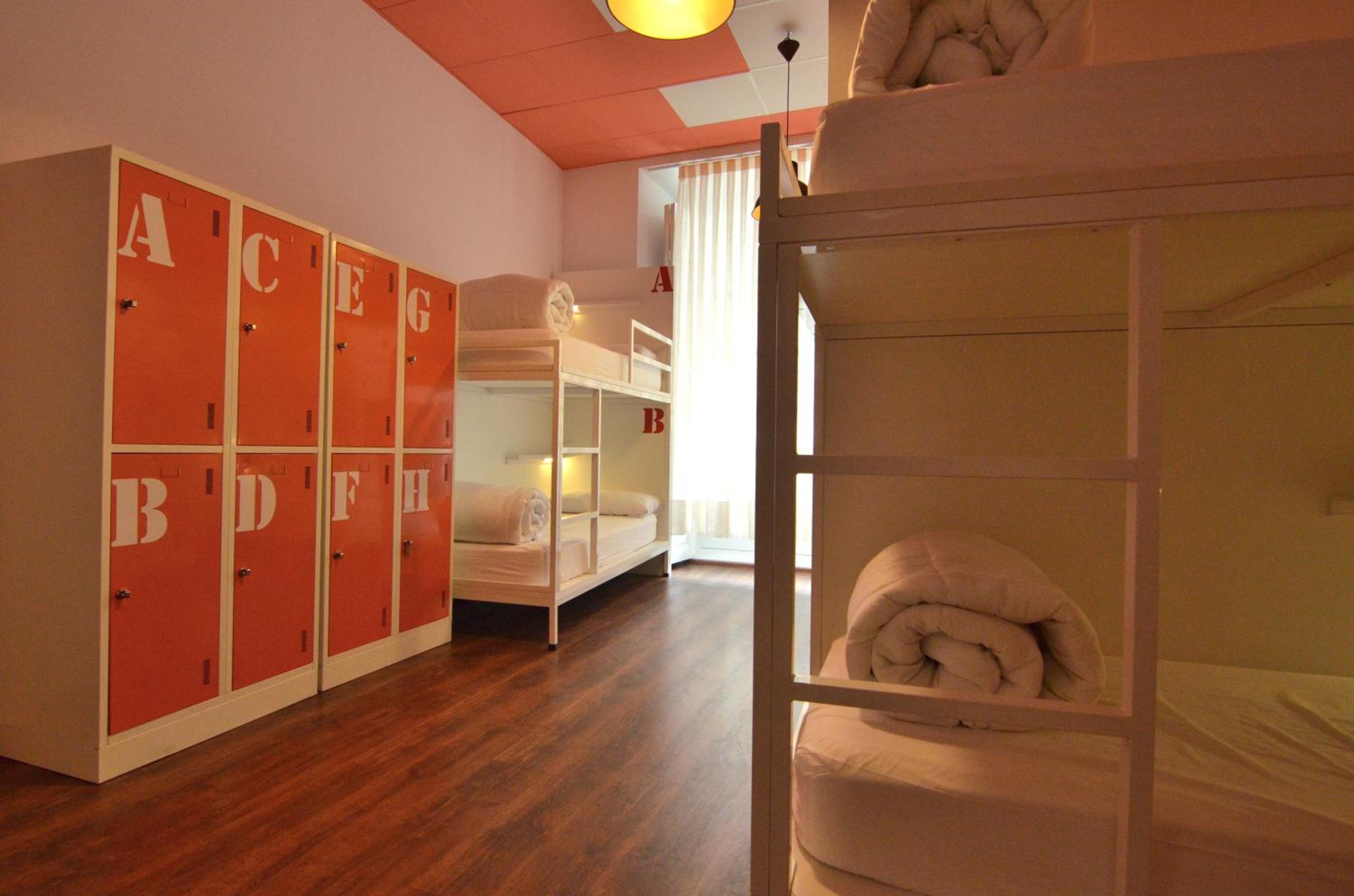 Bed in 8-Bed Mixed Dormitory Room with Bathroom photo 2