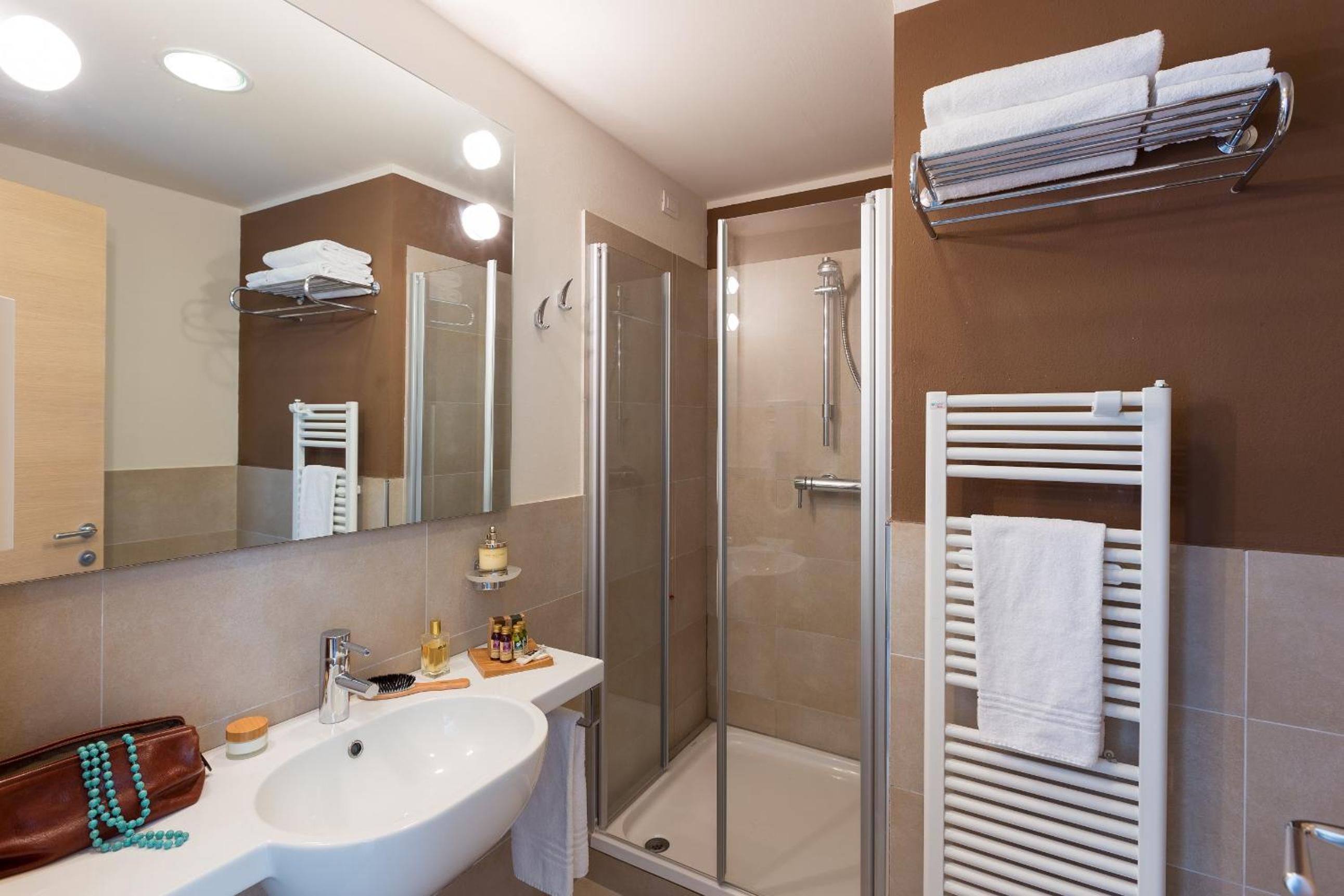 Comfort Double Room with Balcony and Lake View photo 3