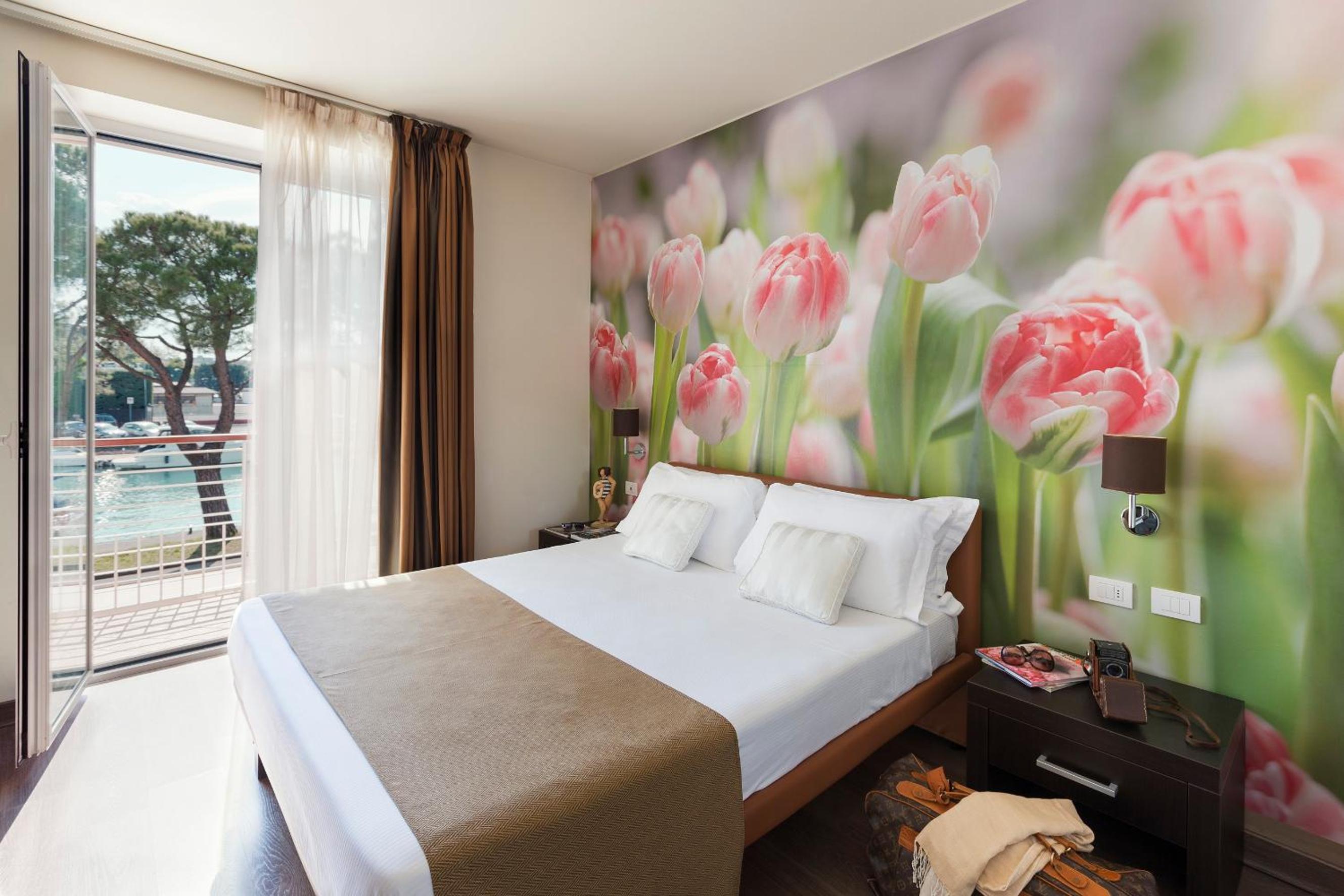 Triple Room with Balcony and Lake View photo 3