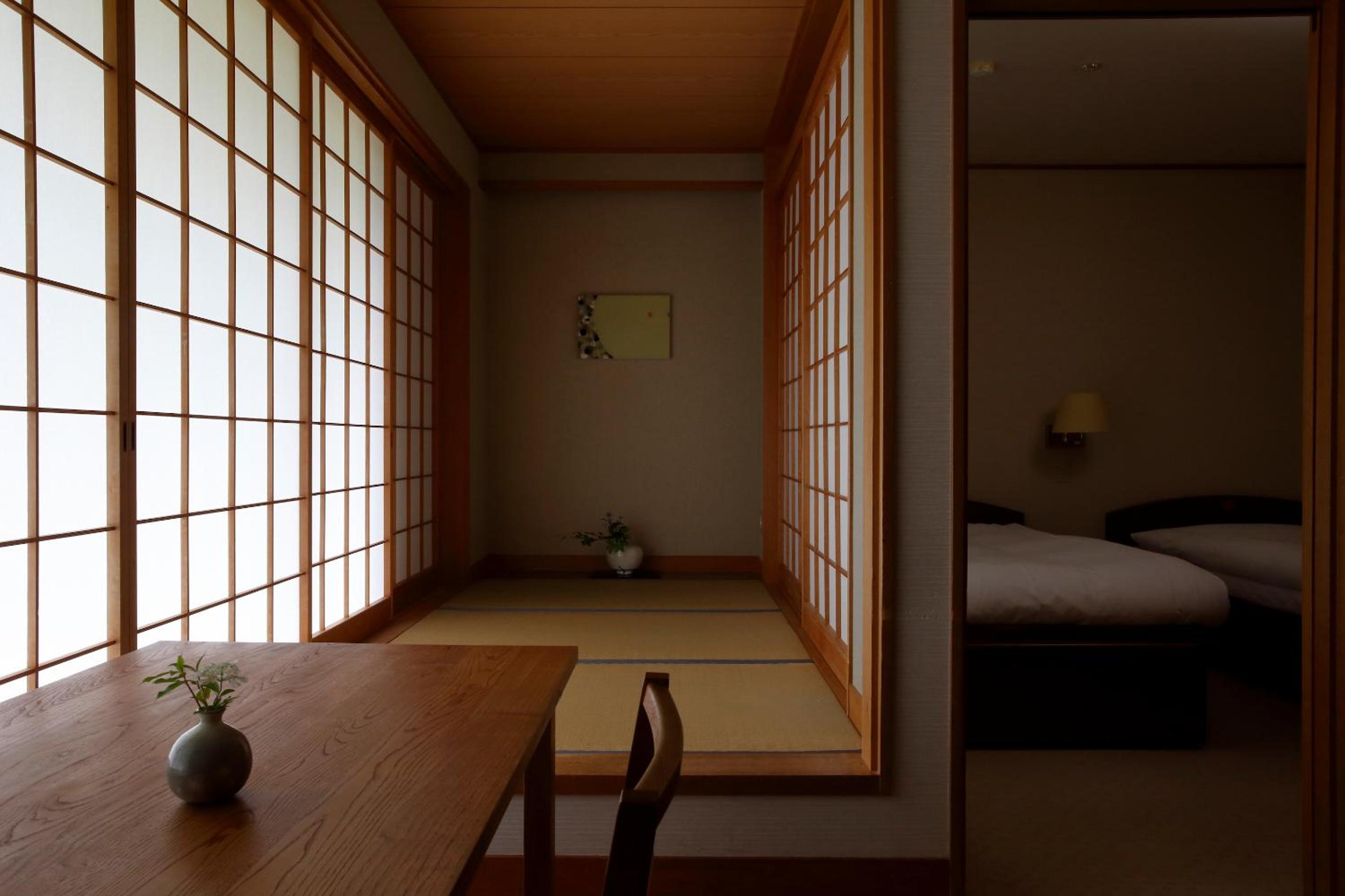 Deluxe Twin Room with Shared Bathroom