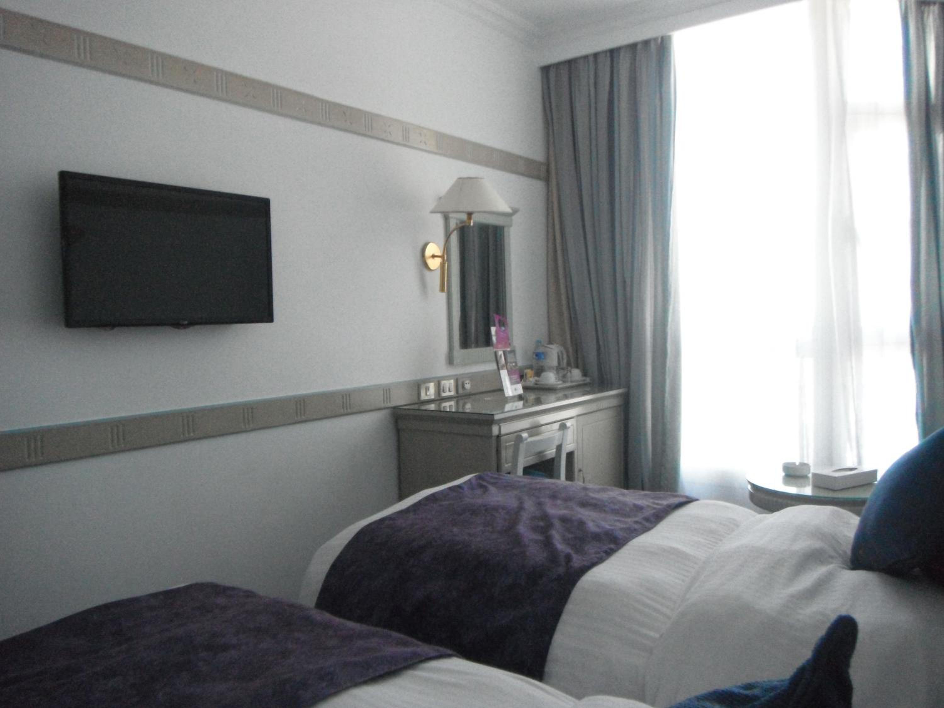 Standard Room with Partial Sea View - Photo 2